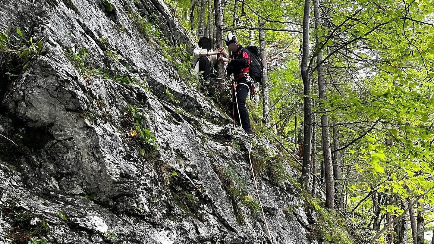 Heute.at - Touristin stürzt beim Klettern ab, landet im Gosausee