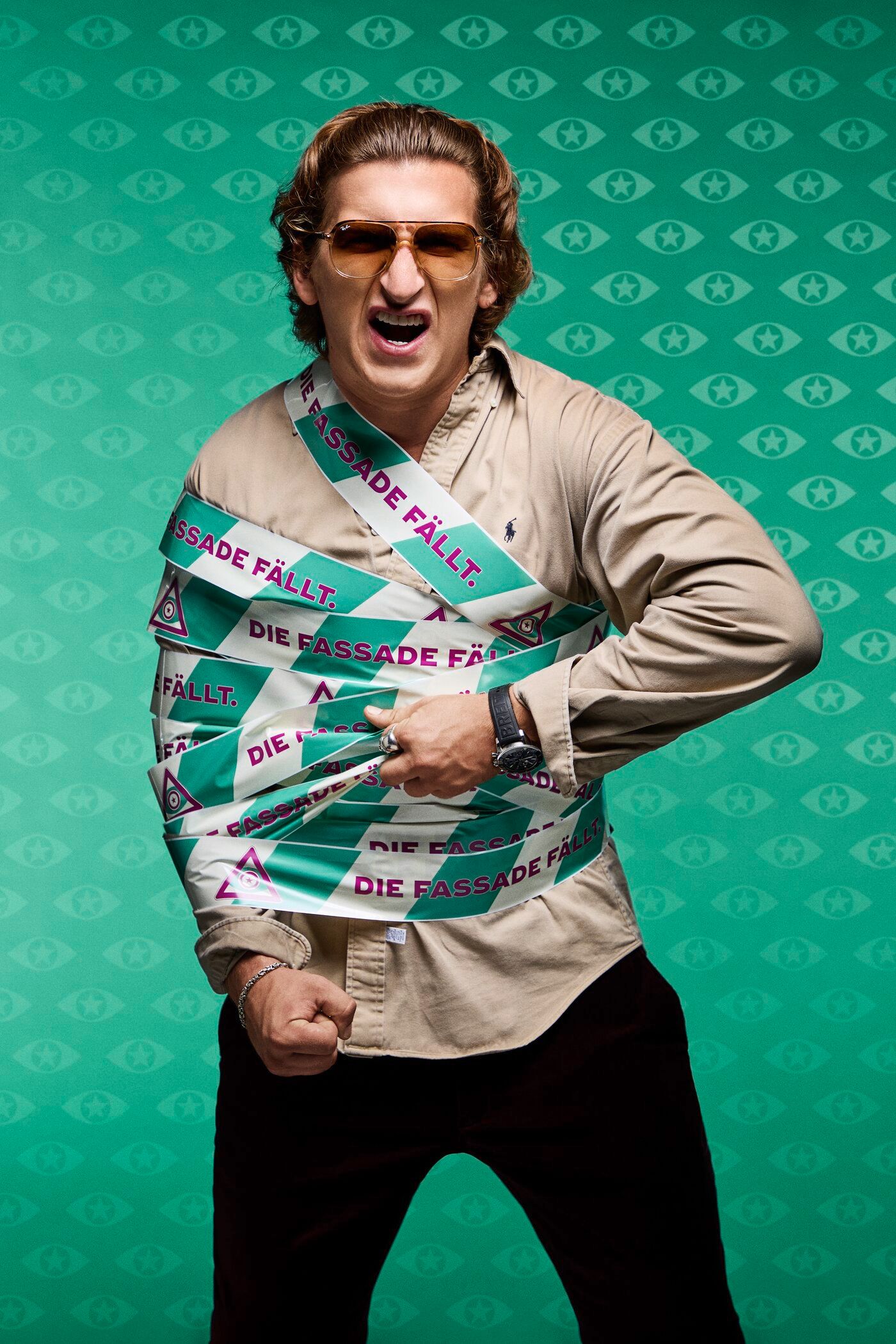 Der österreichische Comedian Satans Bratan ist im TV-Knast dabei.