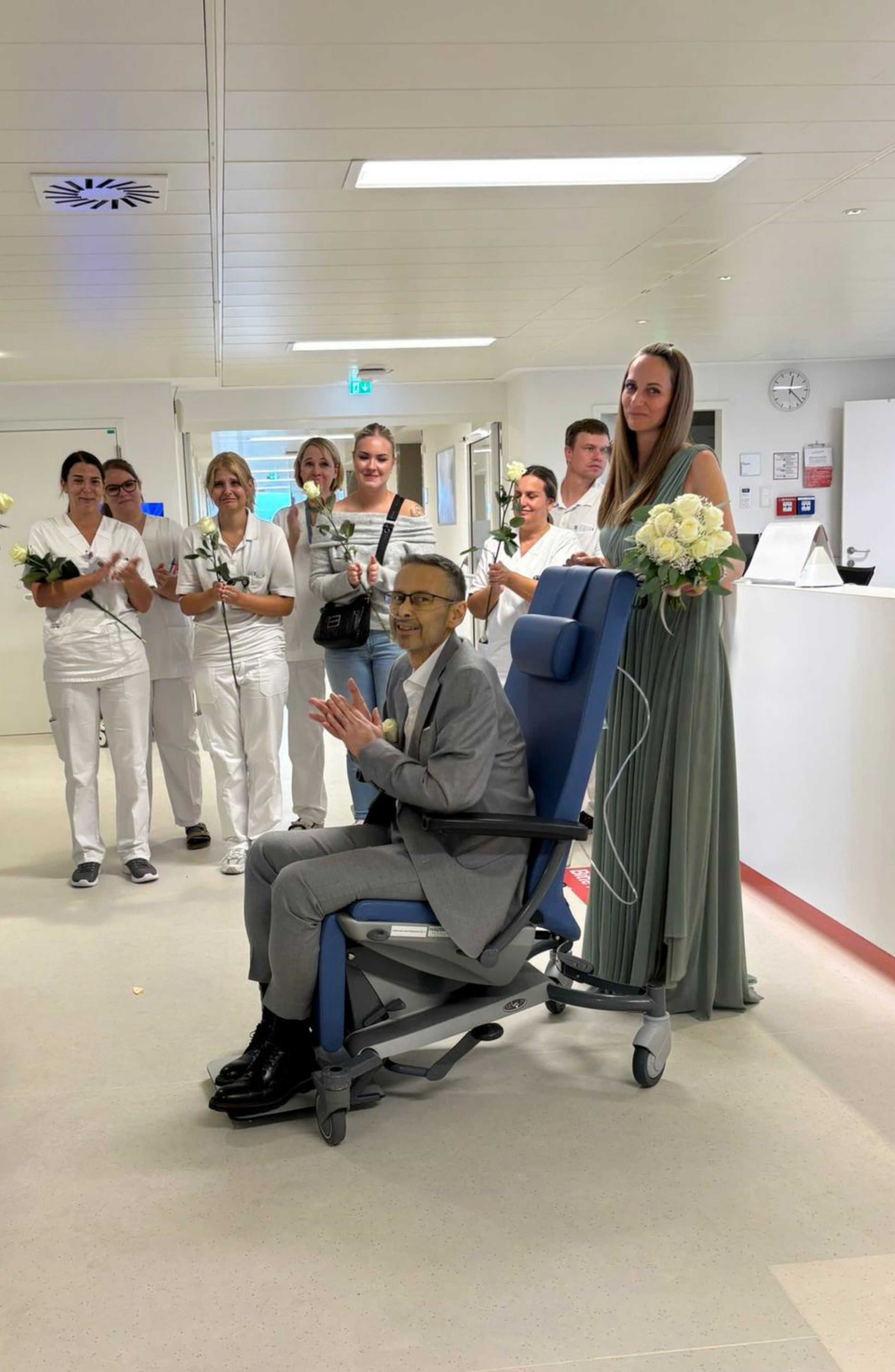 Pflegekräfte stehen Spalier für das frisch vermählte Paar.