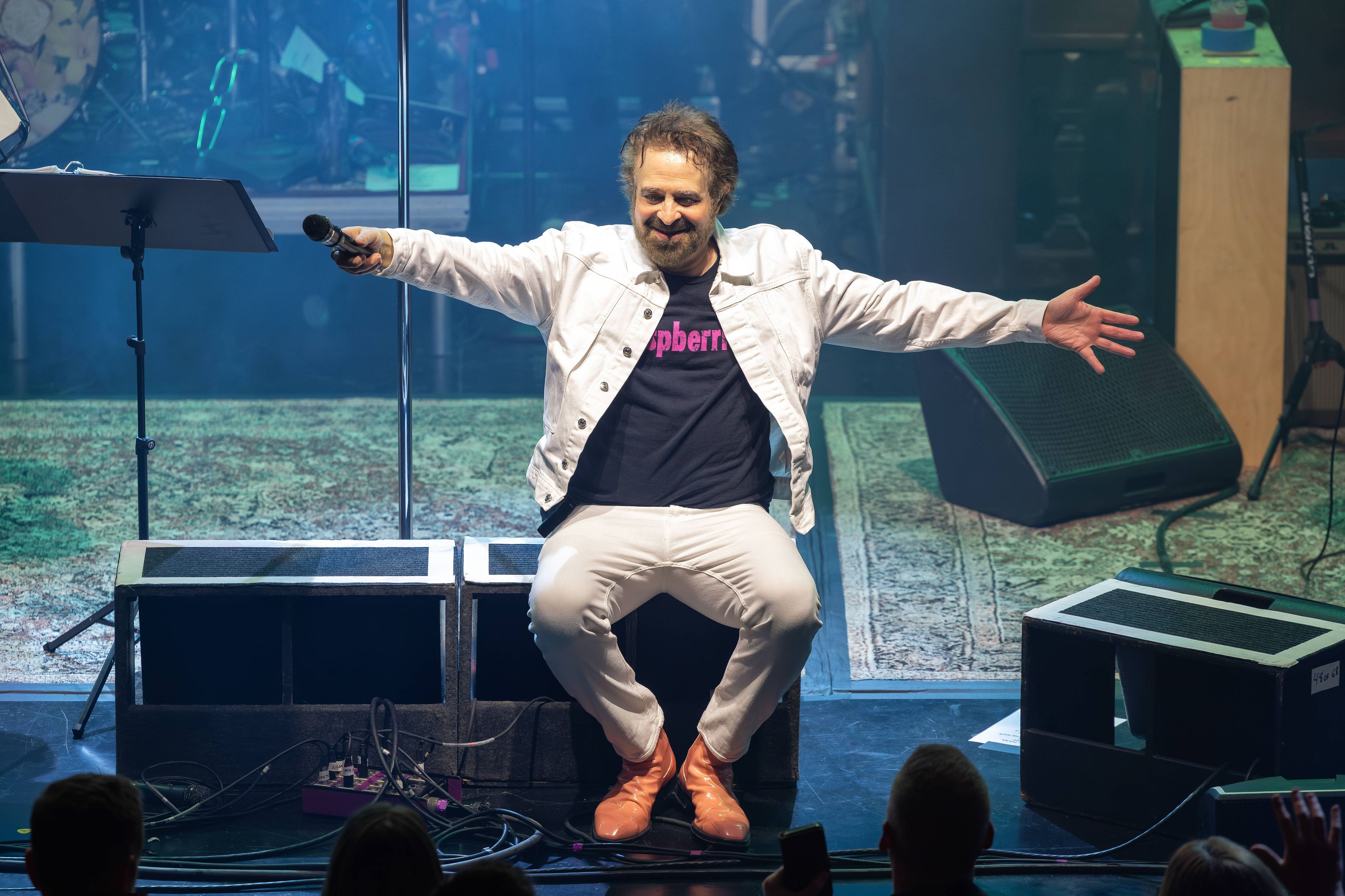 Bestens gelaunt zeigt sich der Sänger der Counting Crows, Adam Duritz, in Oslo, September 2025.