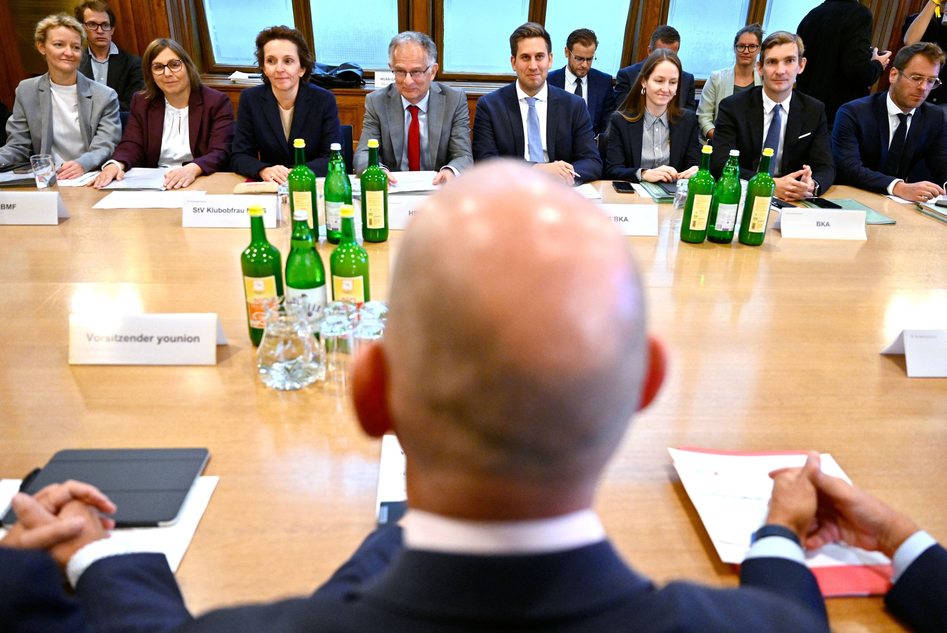 Die Gehaltsverhandlungen zwischen Regierung (hinten) und Gewerkschaft (vorne)