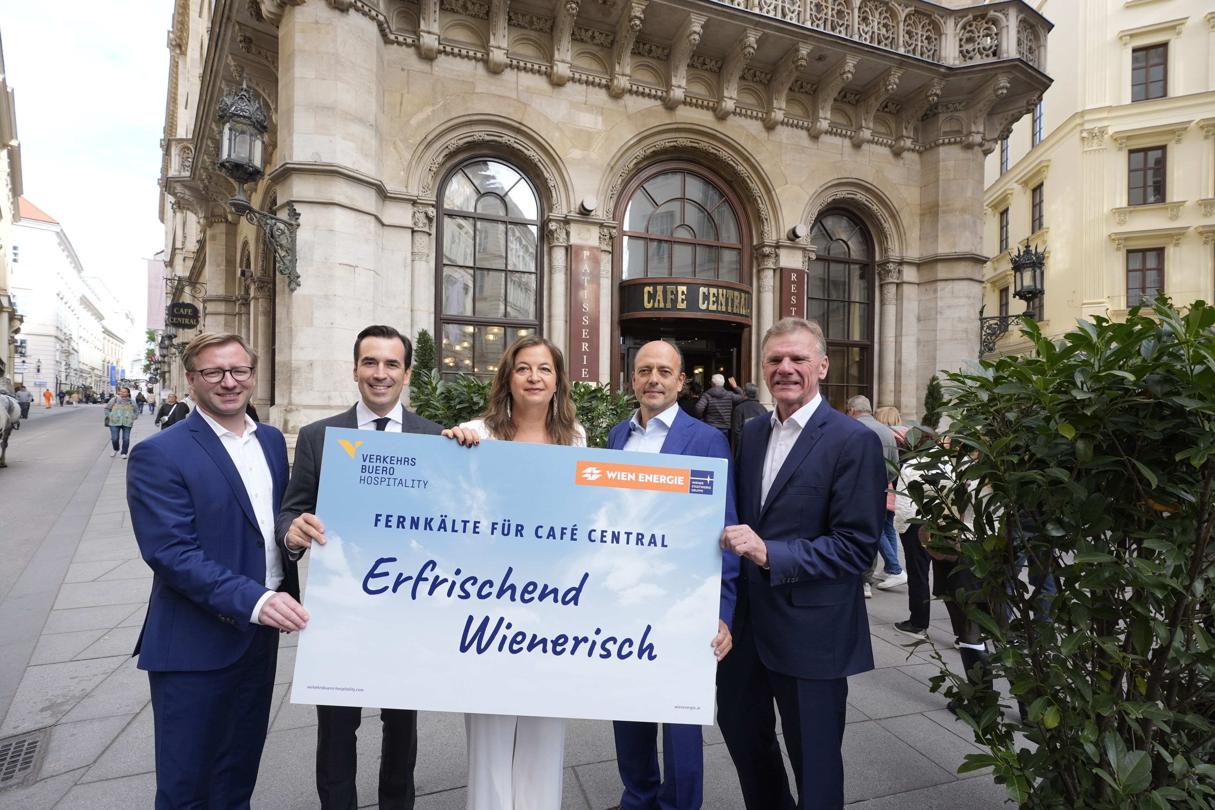 Kay Fröhlich, Geschäftsführer Verkehrsbuero, Martin Winkler, Vorsitzender des Vorstandes Verkehrsbuero, Stadträtin Ulli Sima,&nbsp;Stefan Gara, Klimasprecher NEOS Wien und Michael Strebl, Vorsitzender der Geschäftsführung von Wien Energie (v.l.)