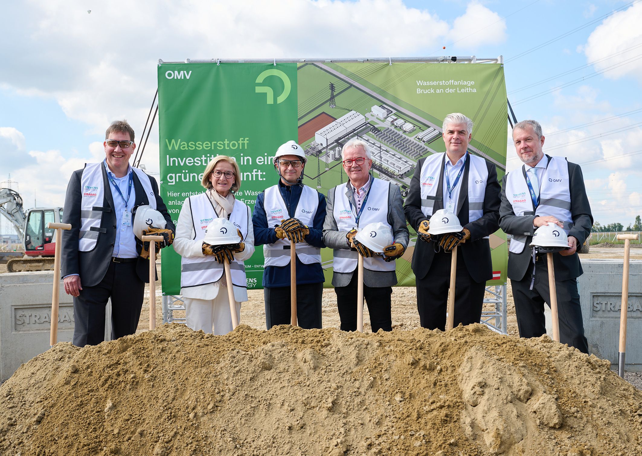 Startschuss zum Bau der Wasserstoffanlage in Bruck an der Leitha: Martijn van Koten (Vorstandsdirektor OMV), Landeshauptfrau Johanna Mikl-Leitner, OMV-CEO Alfred Stern, Bürgermeister Gerhard Weil, Strabag-CEO Stefan Kratochwill und Siemens-Energy-Österreich-Geschäftsführer Ales Presern (v.l.n.r.)