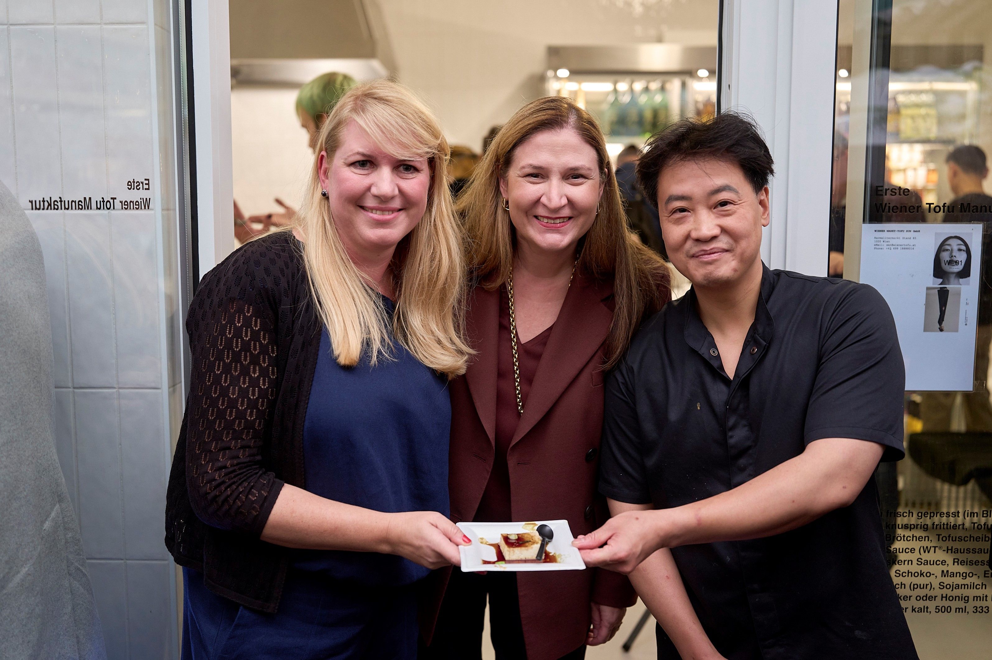 Wirtschaftsstadträtin Barbara Novak (mitte) mit Tofu-Manufaktur-Gründerin Elisabeth Hakel und Gründer Liwei Sun.