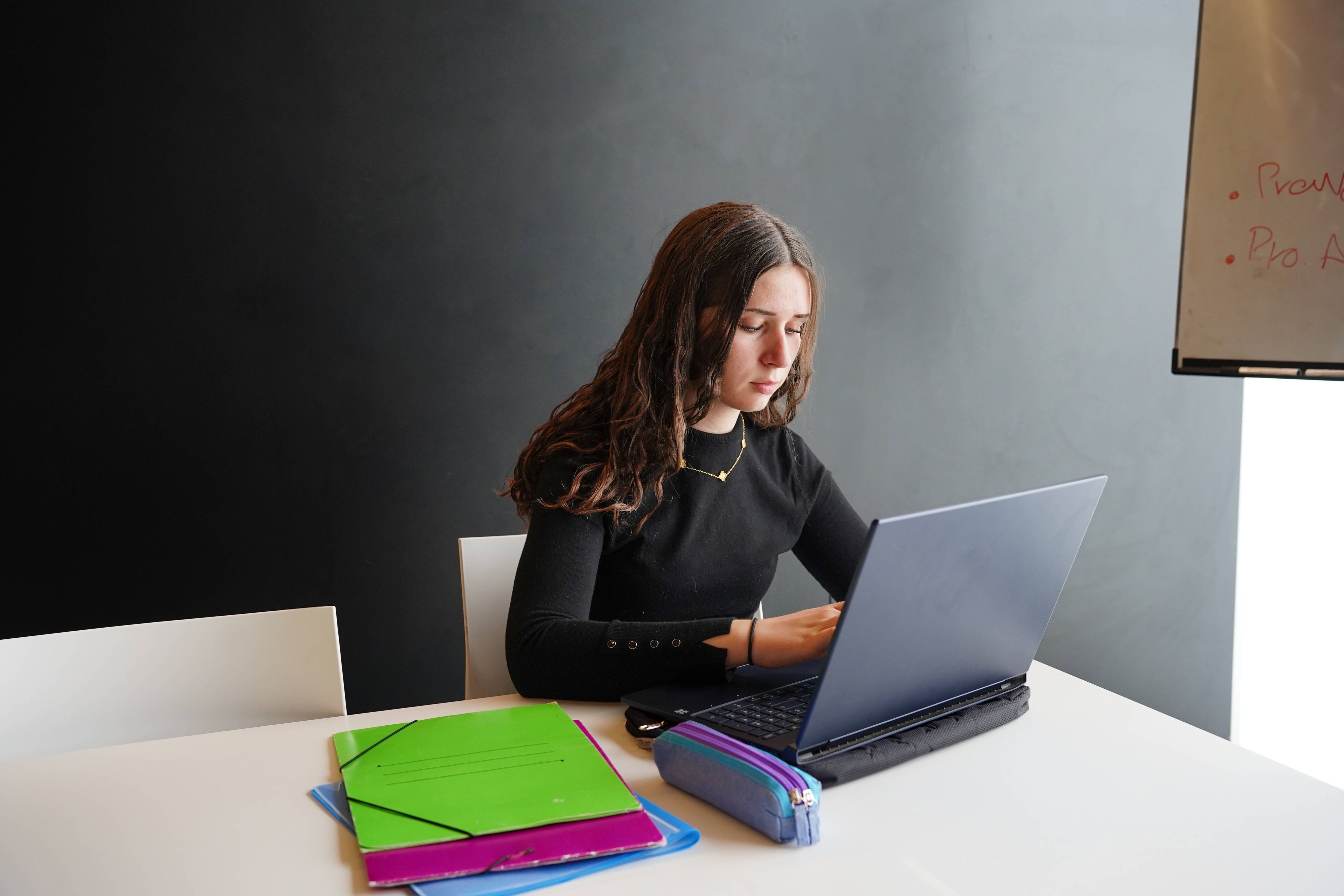 Auf Schul-Laptops soll der Kinderschutz nun verstärkt werden.