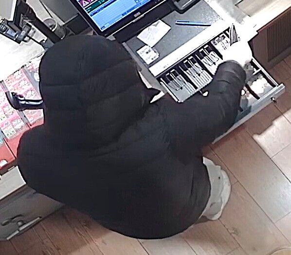 Nach einem Raub einer Innsbrucker Tankstelle fahndet die Polizei nach diesem Tatverdächtigen.  