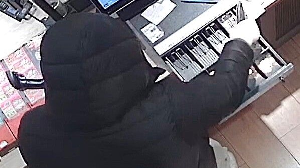 Heute.at - Messer-Raub auf Tankstelle – wer kennt diesen Mann?