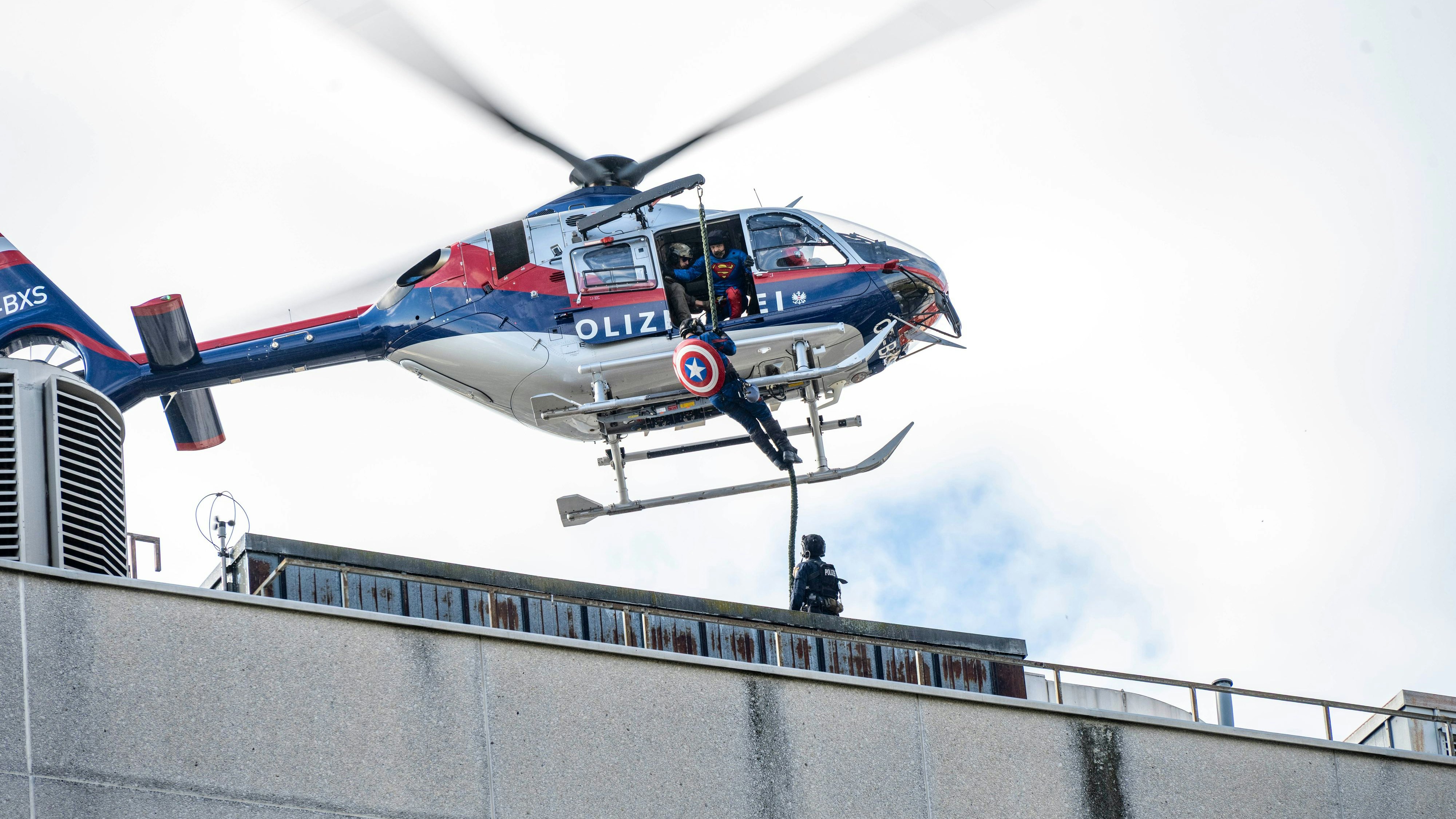 Superhelden kamen per Heli auf das AKH-Dach.