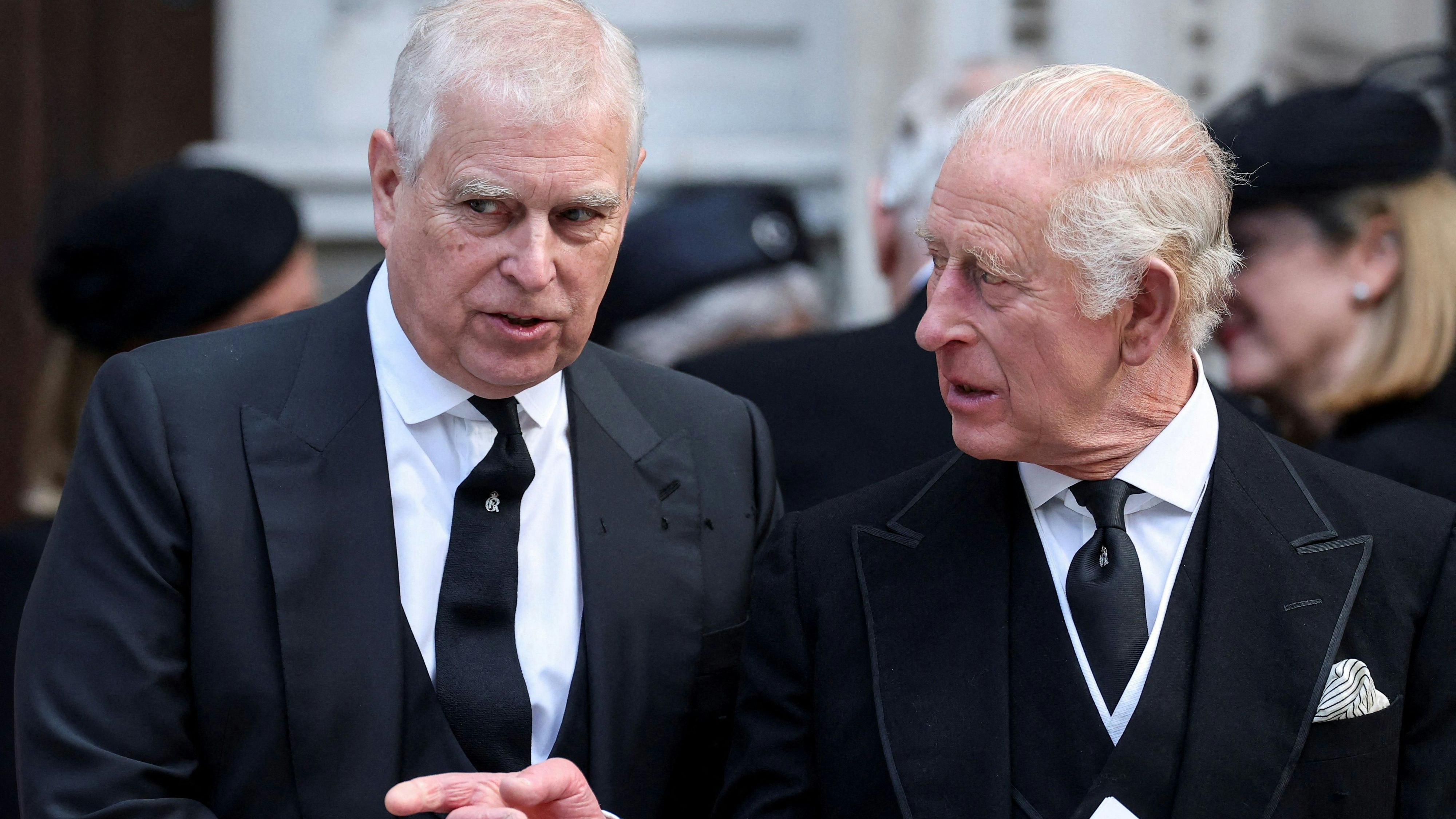 Heute.at - Charles verbannt Prinz Andrew vom Weihnachtsfest