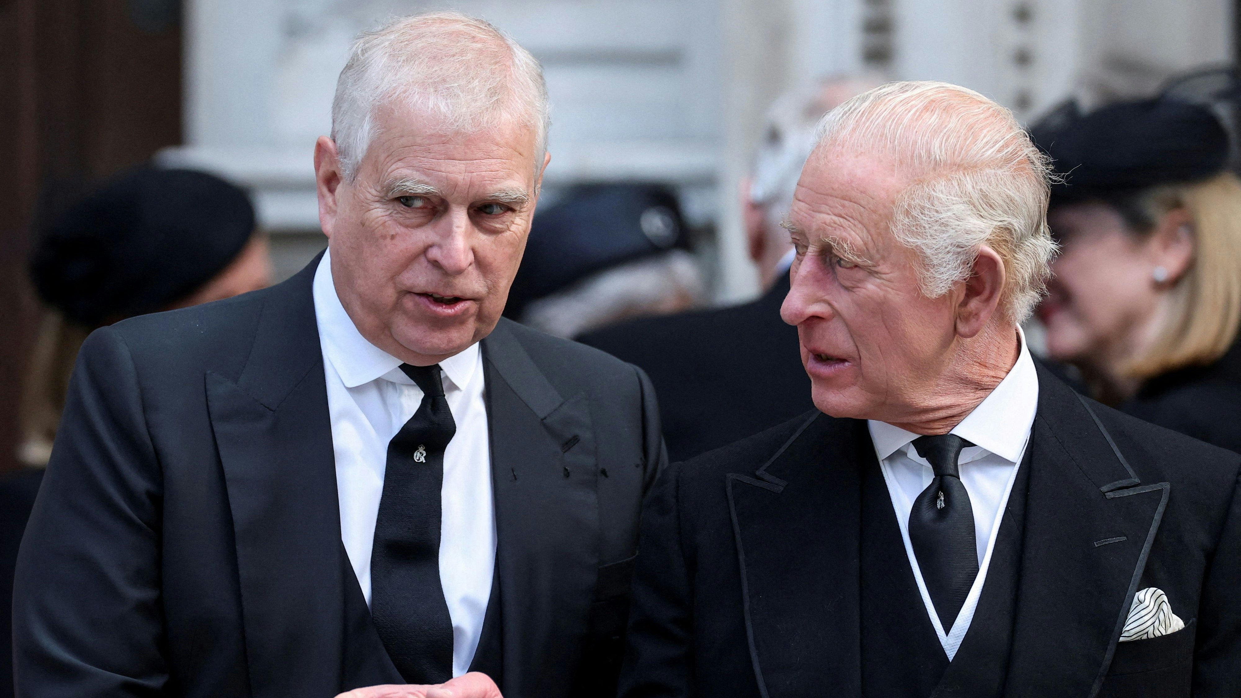 König Charles verbannt Andrew und seine Ex-Frau Fergie vom Weihnachtsfest.