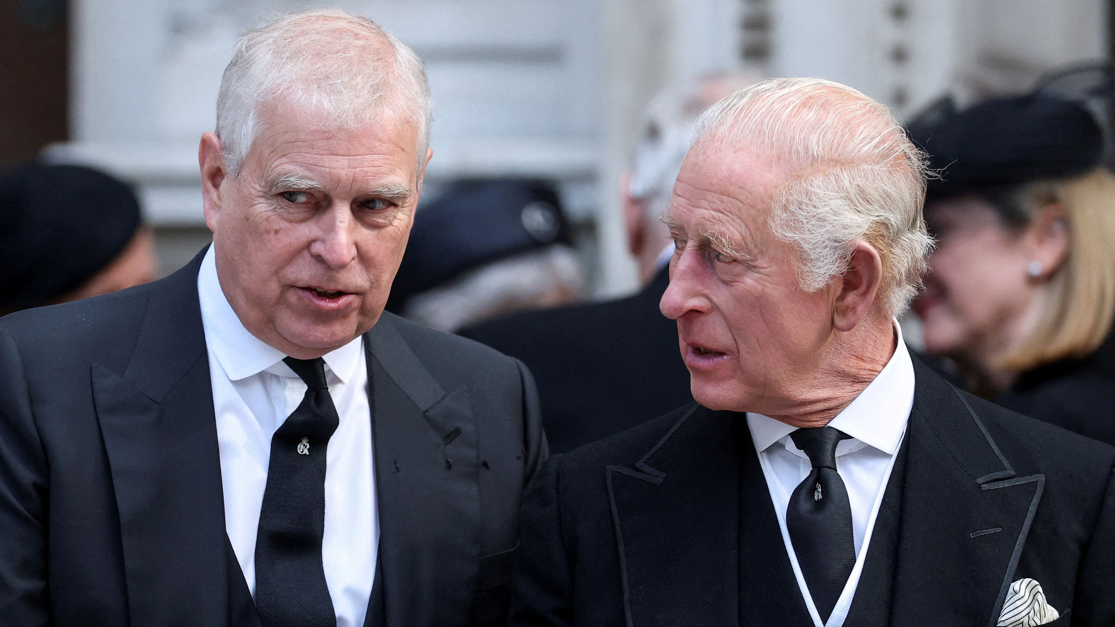 König Charles verbannt Andrew und seine Ex-Frau Fergie vom Weihnachtsfest.