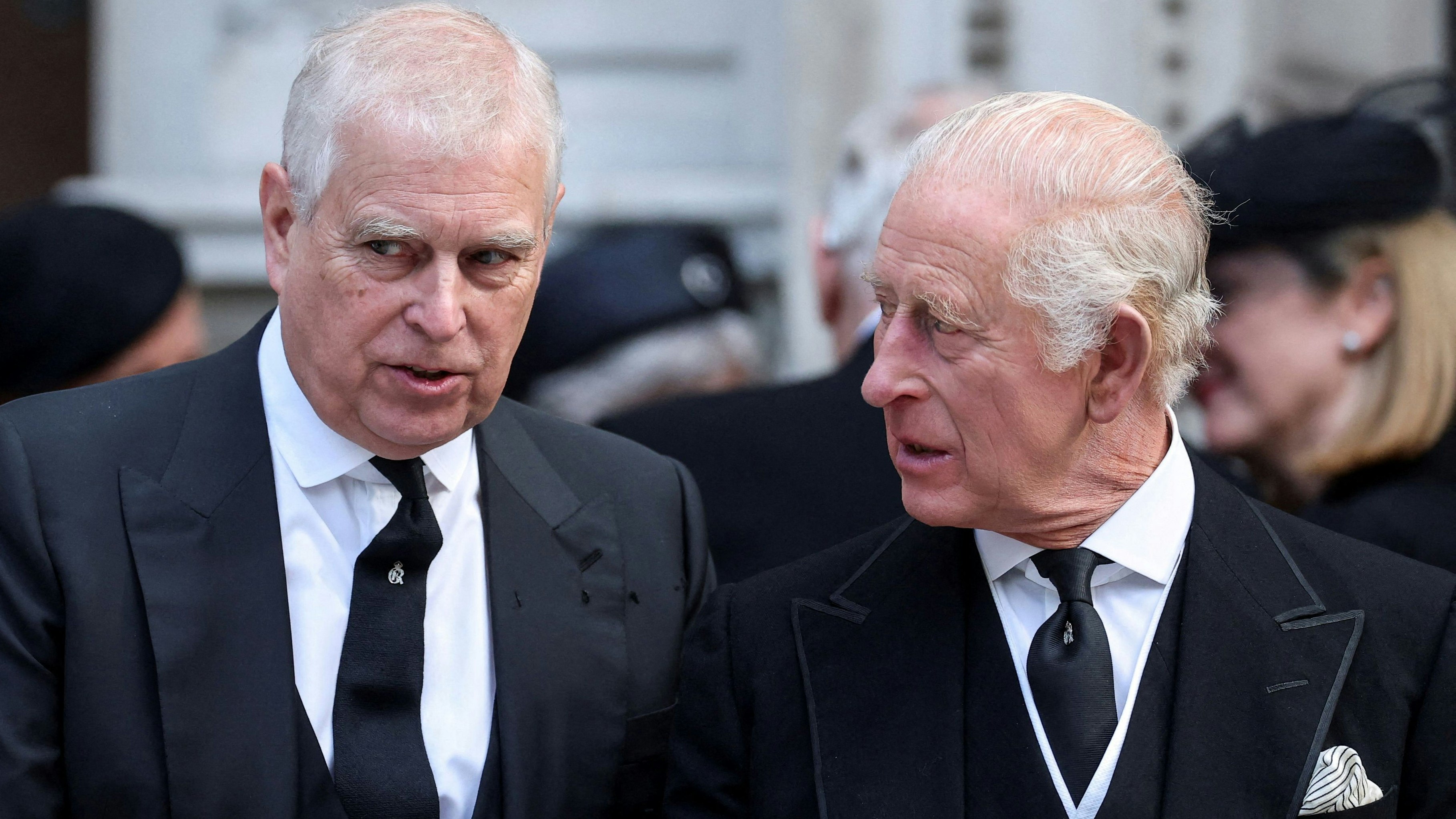 König Charles verbannt Andrew und seine Ex-Frau Fergie vom Weihnachtsfest.