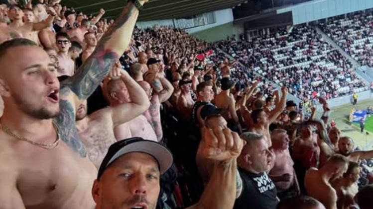 Heute.at - Podolski taucht halbnackt im Ultra-Block auf