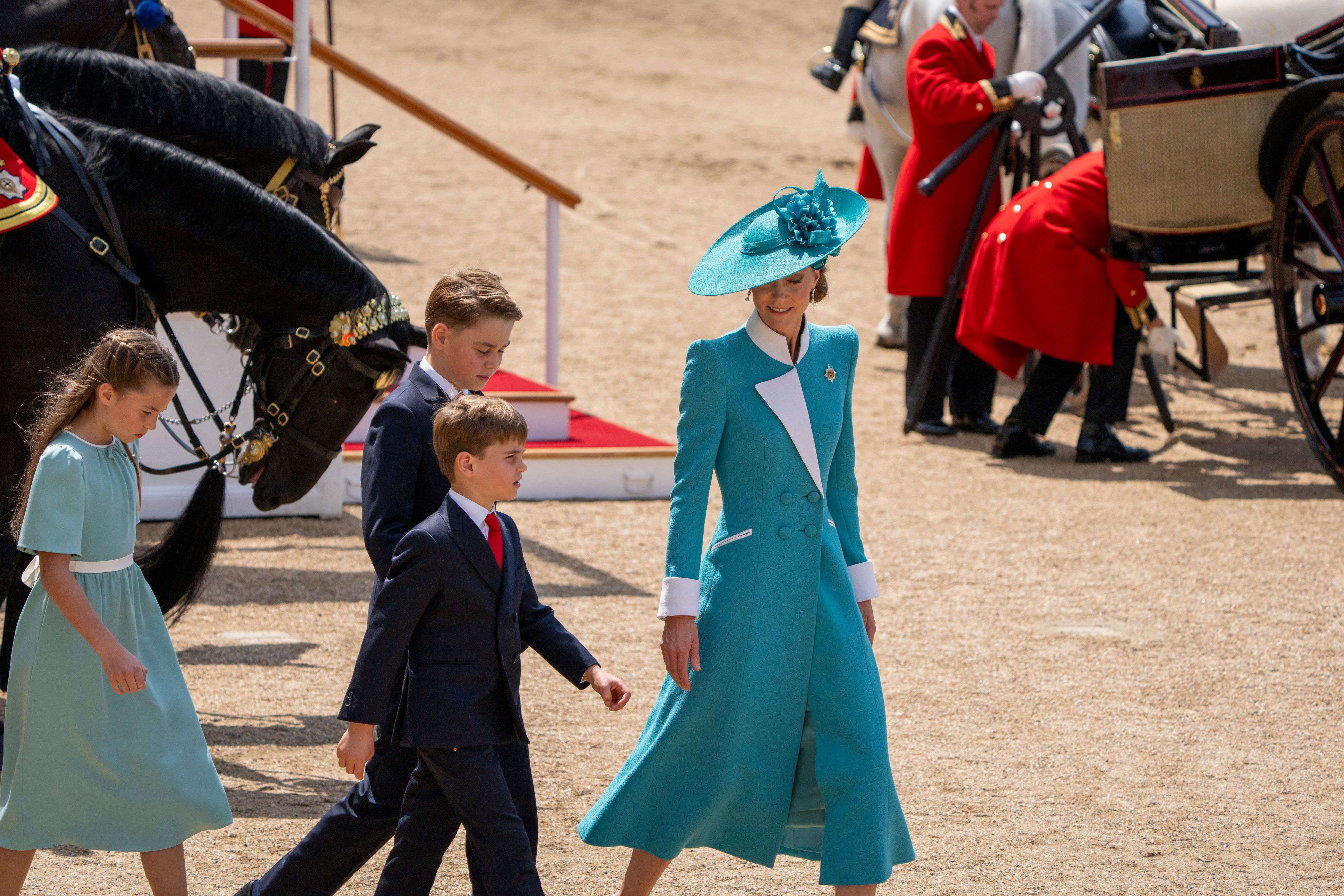 Prinzessin Charlotte, Prinz George, Prinz Louis und Prinzessin Kate besuchten das Set von 