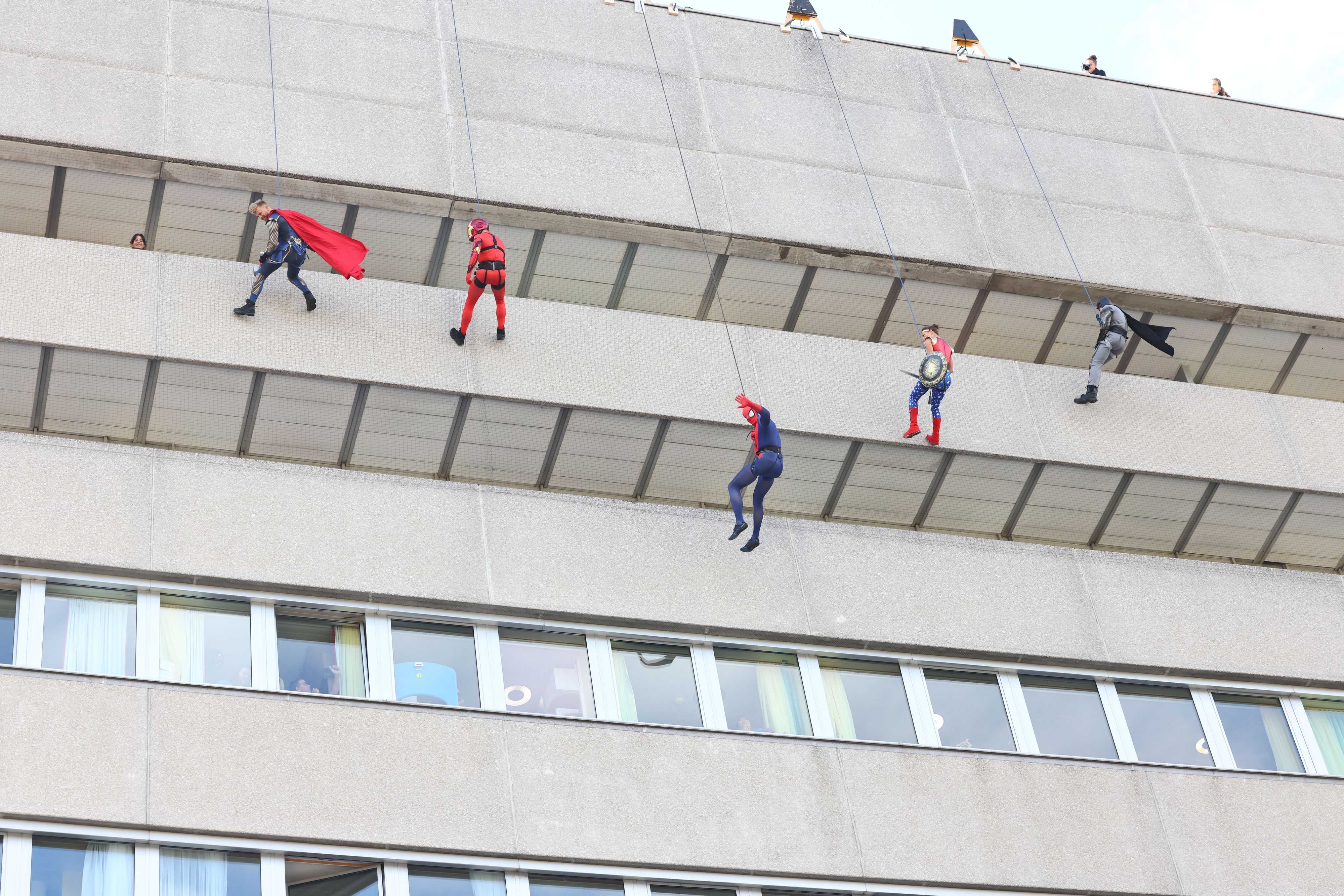 Superhelden seilten sich vom Dach des Wiener AKH ab.