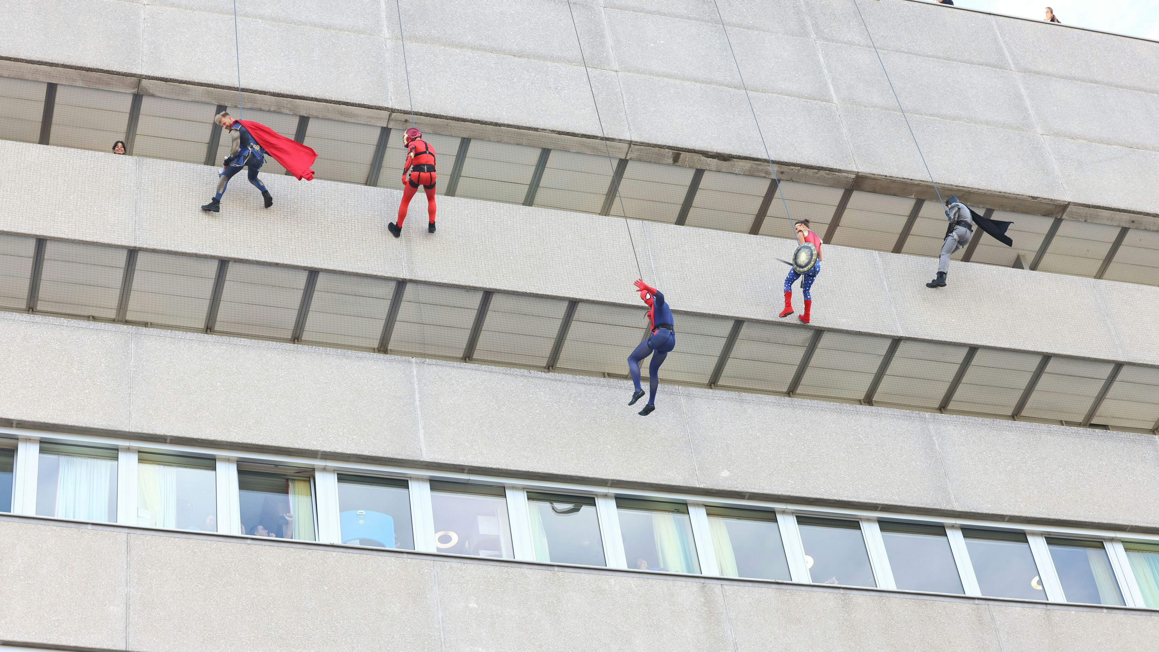 Heute.at - WEGA-Superhelden seilen sich für kranke Kinder ab