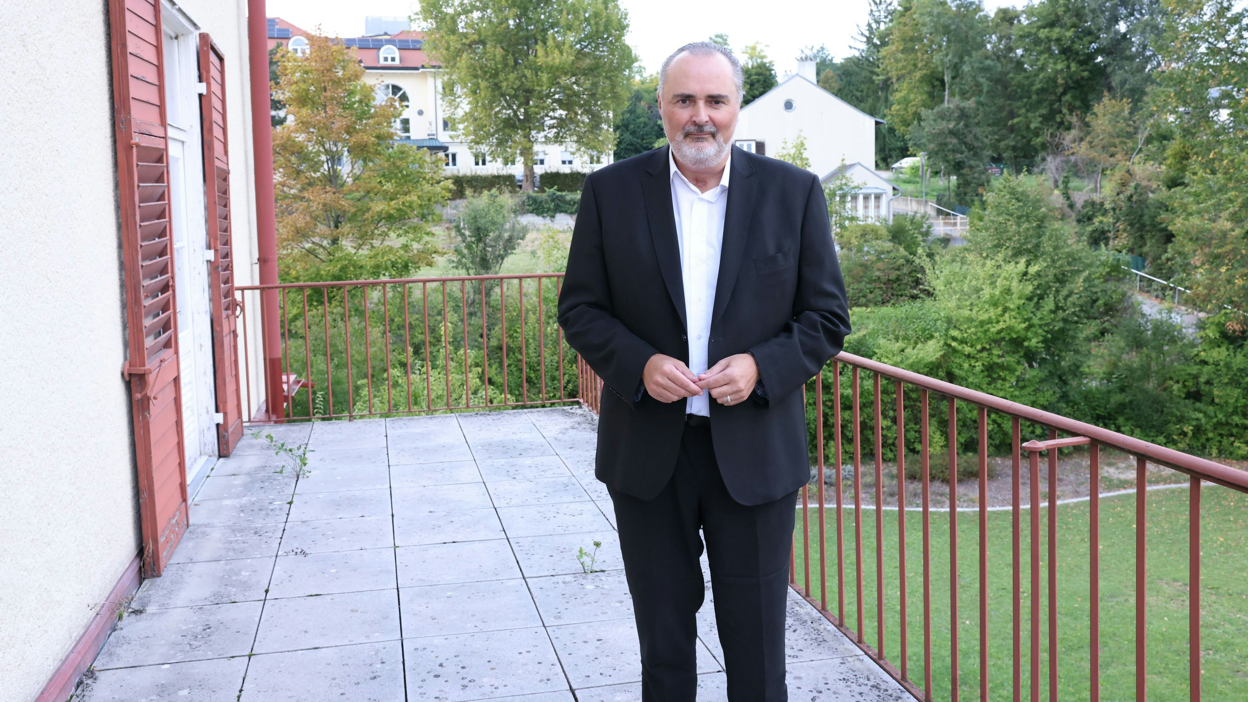 Bodenständiger Charme in Rot: Doskozil am Balkon seines Eisenstädter Büros.