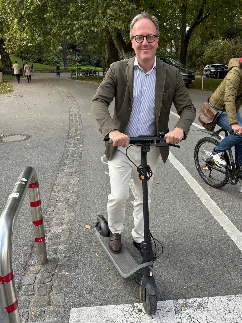Neos-Nationalrat und -Verkehrssprecher Dominik Oberhofer ist selbst begeisterter E-Scooter-Fahrer.