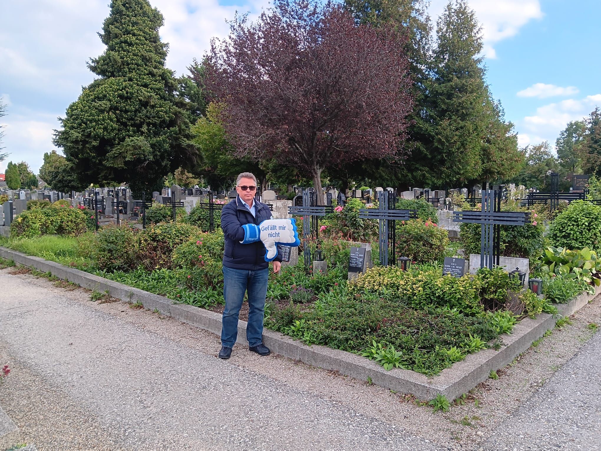 Hier steht Gemeinderat Mario Rosensteiner vor den Gräbern der Schulschwestern in Brunn am Gebirge.