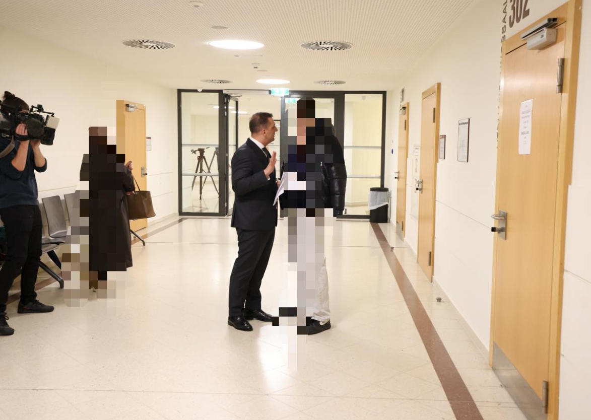 Halt, Stopp! Mirsad Muslius Handgeste half offenbar nichts. Nach dem Freispruch im Fall Anna soll sein 17-jähriger Mandant einen Raub begangen haben.