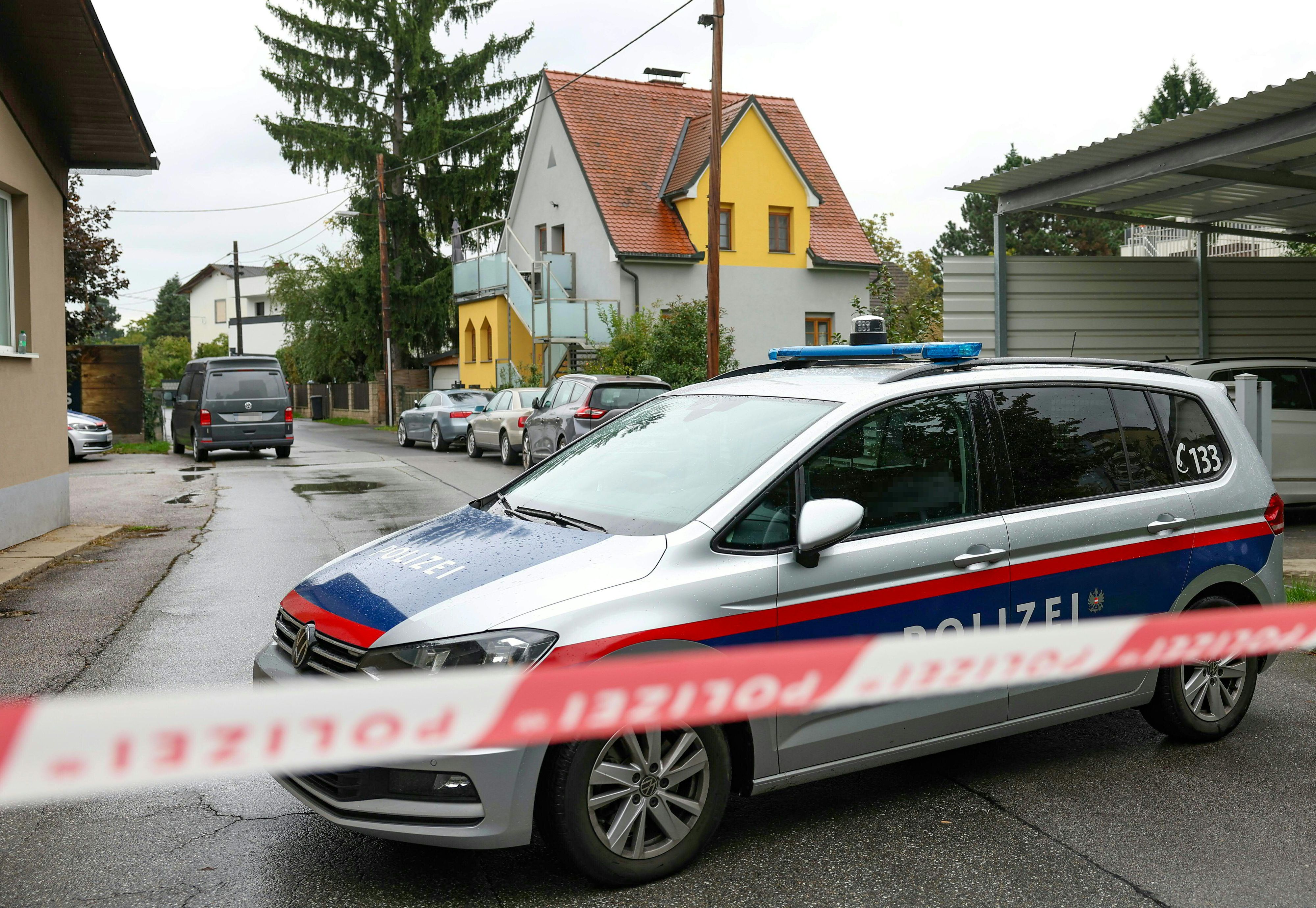Ein lebloses Neugeborenes ist am Dienstag, 30. September 2025, in einer Grazer Wohnsiedlung gefunden worden. Das Kind lag tot auf dem Dach eines Carports im südwestlichen Grazer Bezirk Wetzelsdorf.