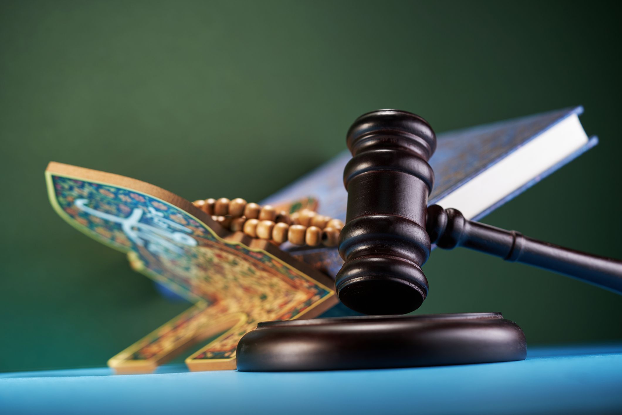 Die Scharia ist ein islamistisches Rechtssystem, das religiöse, moralische und rechtliche Regeln für das Leben von Muslimen vorgibt.