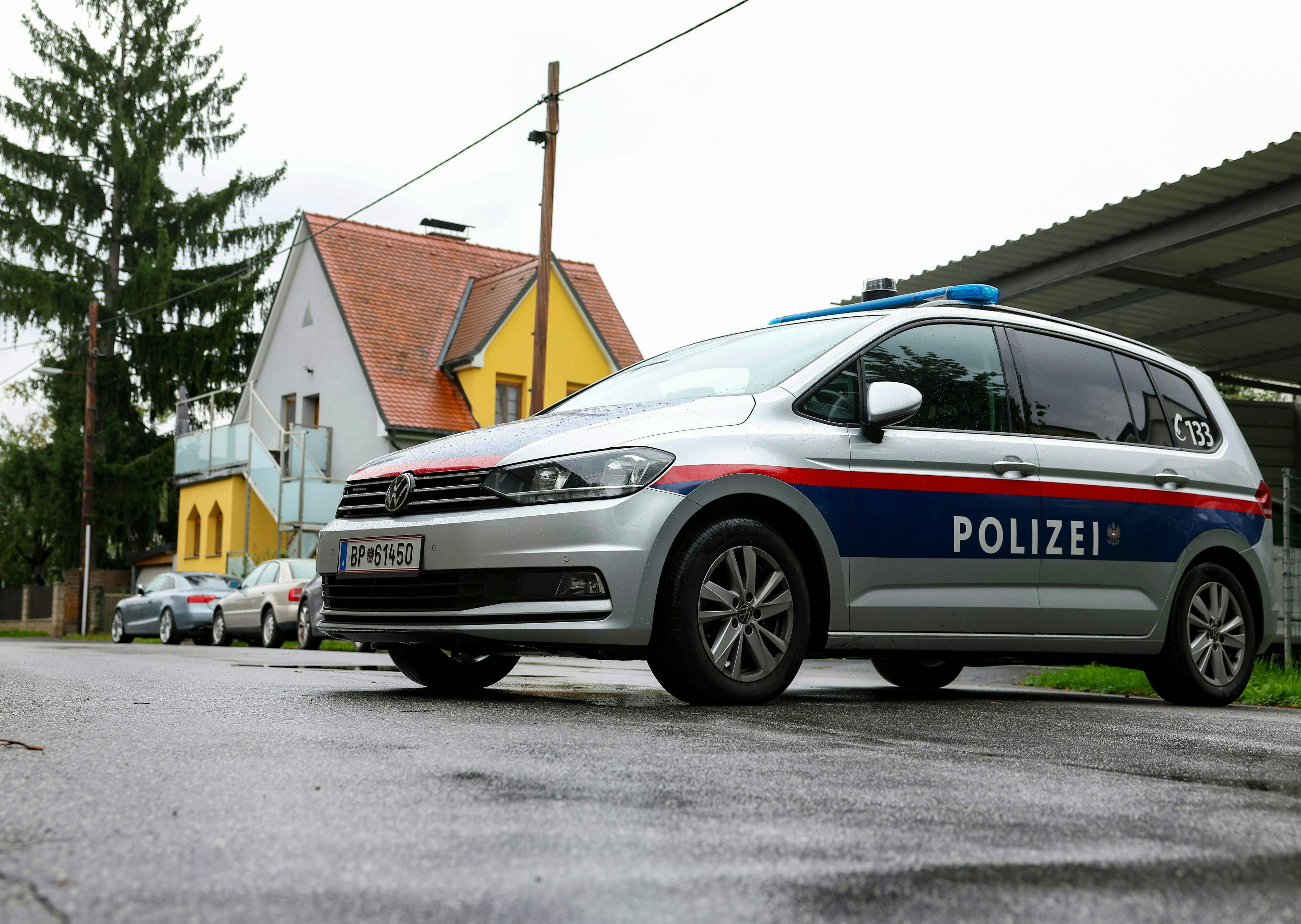 Ein lebloses Neugeborenes ist am Dienstag, 30. September 2025, in einer Grazer Wohnsiedlung gefunden worden. Das Kind lag tot auf dem Dach eines Carports im südwestlichen Grazer Bezirk Wetzelsdorf