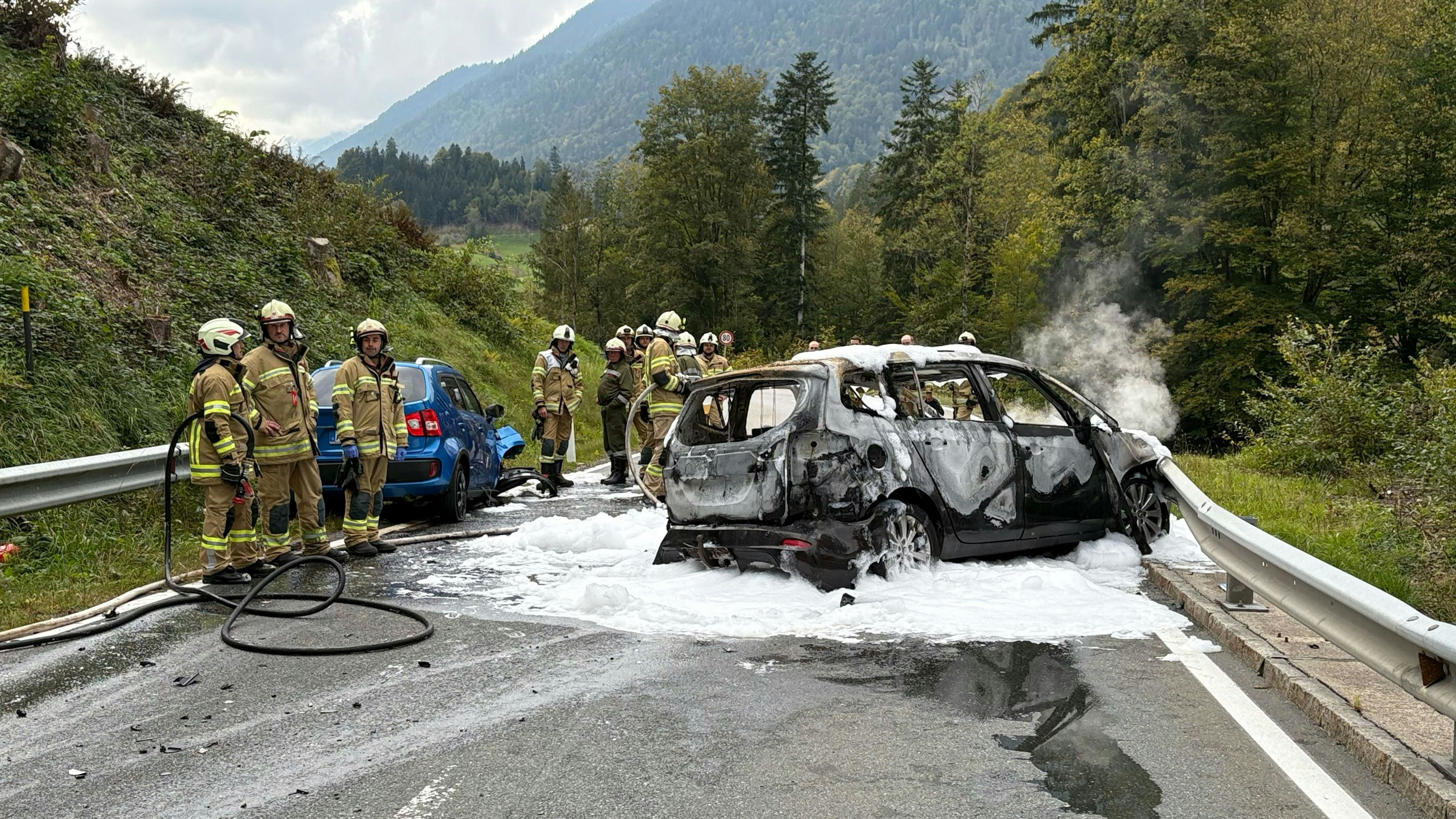 Heute.at - Auto geht nach schlimmem Crash sofort in Flammen auf