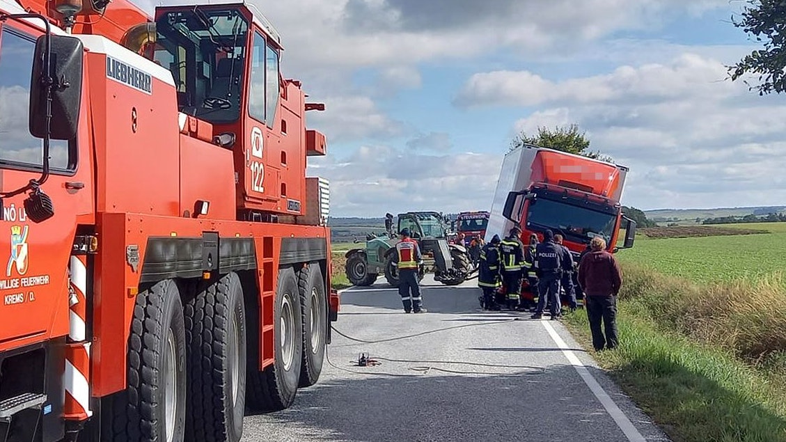 Heute.at - Auweia! Lkw mit drei Tonnen Eier rutschte in Graben