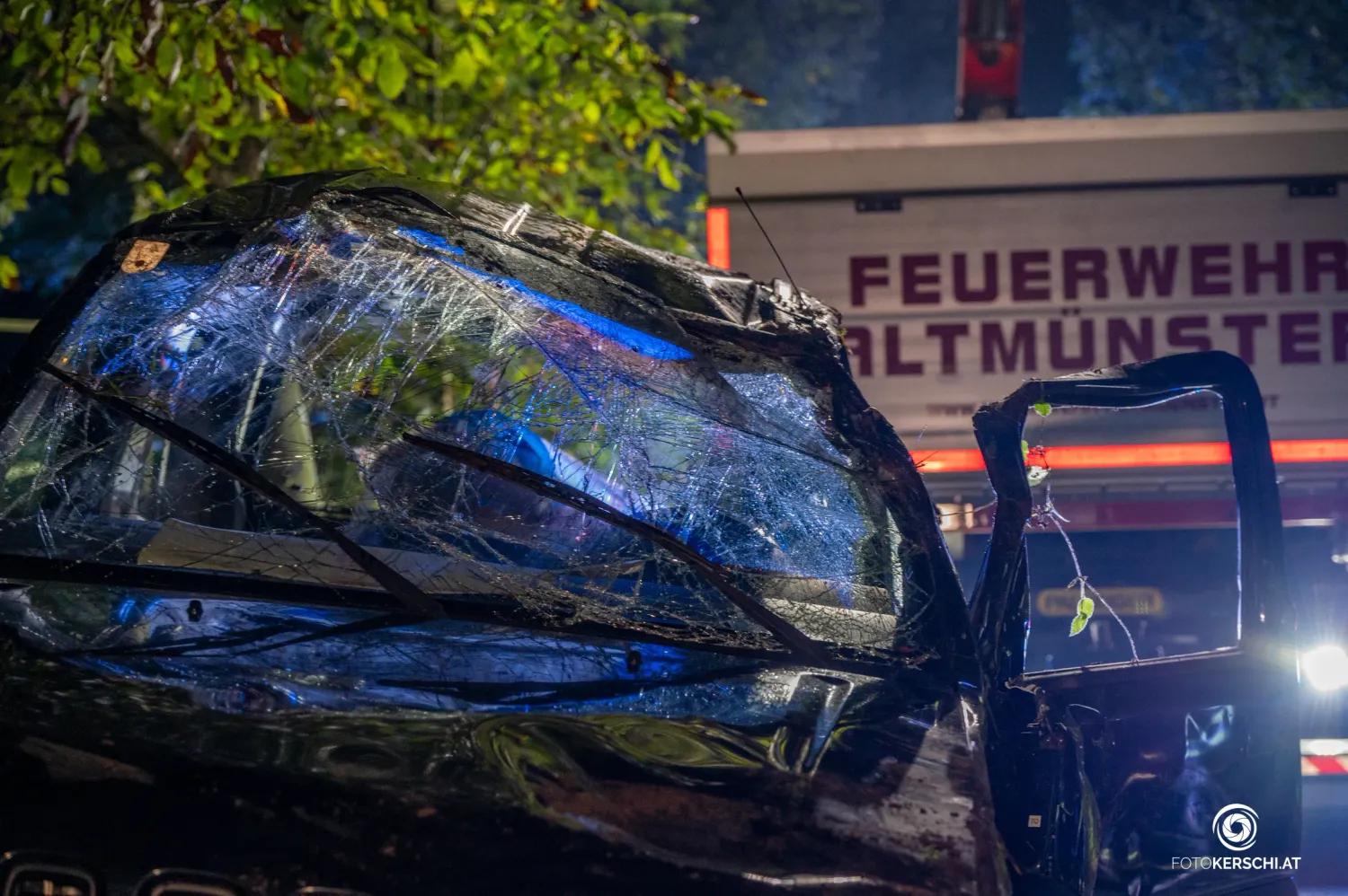 Nach dem schweren Crash ist der Wagen ein Totalschaden.