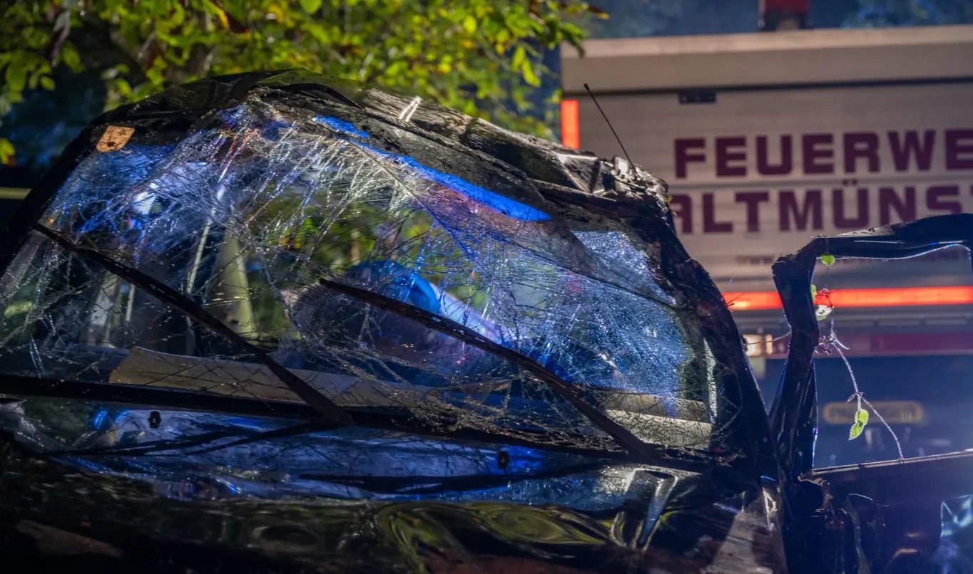 Heute.at - Auto stürzt über Böschung, wird völlig zerstört