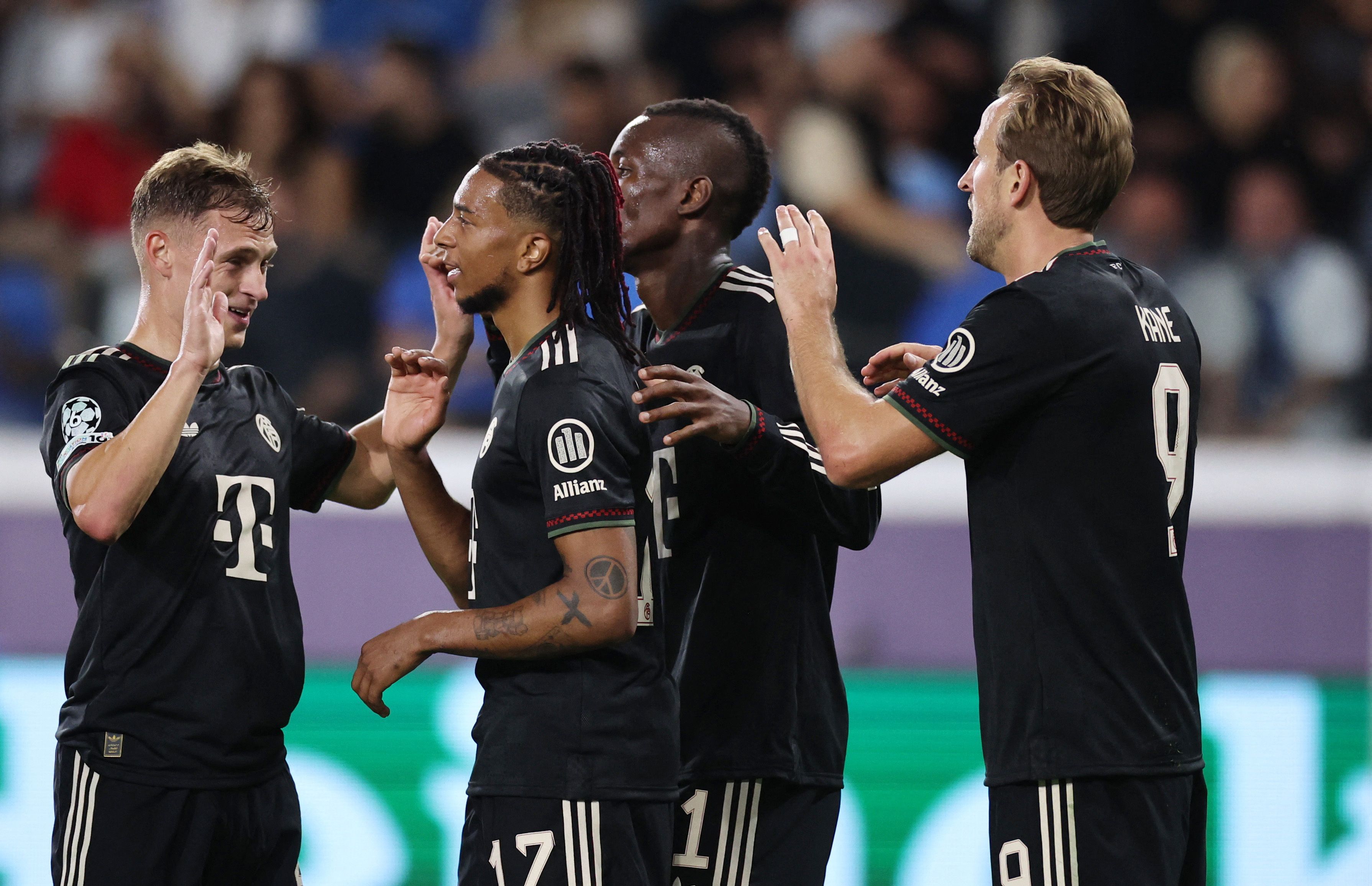 Die Bayern bejubeln den klaren Auswärtssieg auf Zypern. 