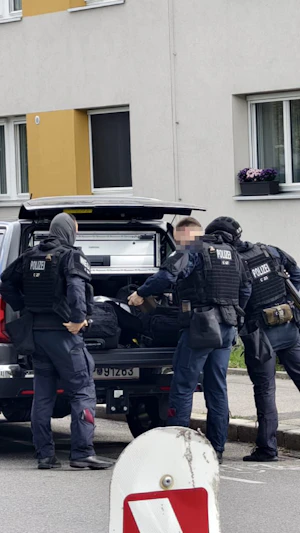 WEGA-Einsatz in Wien-Hietzing: Nachbarschaftsstreit eskaliert, Mann attackiert Polizei mit Pfefferspray. Mehrere Verletzte, Ermittlungen laufen.