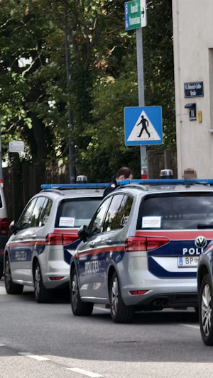 Messerattacke Wien-Ottakring: Polizist bei brutalem Angriff schwer verletzt. Ermittlungen zum Motiv des syrischen Täters laufen.