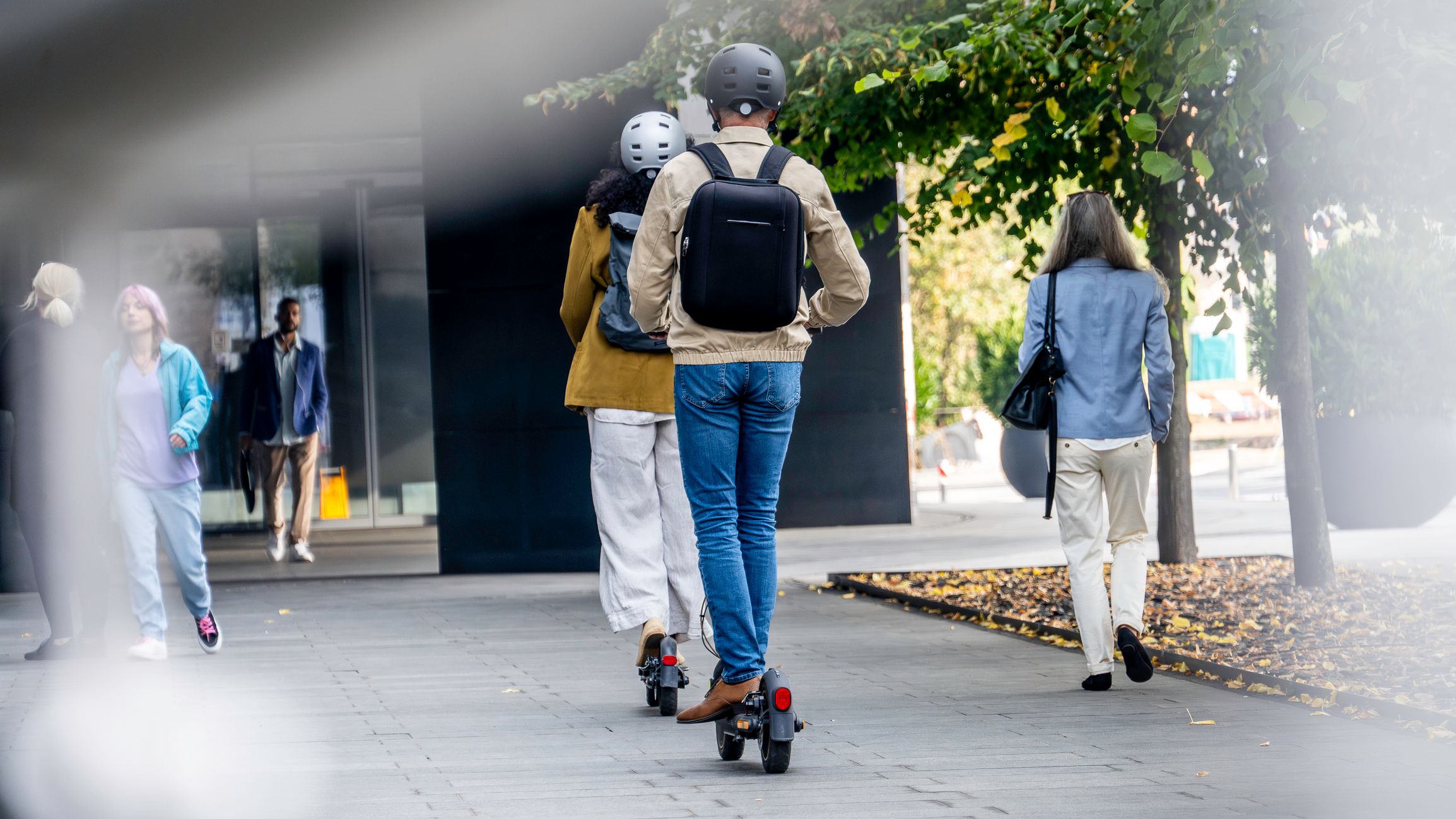 Eine gesetzliche Helmpflicht für E-Scooter-Fahrer steht zur Diskussion.