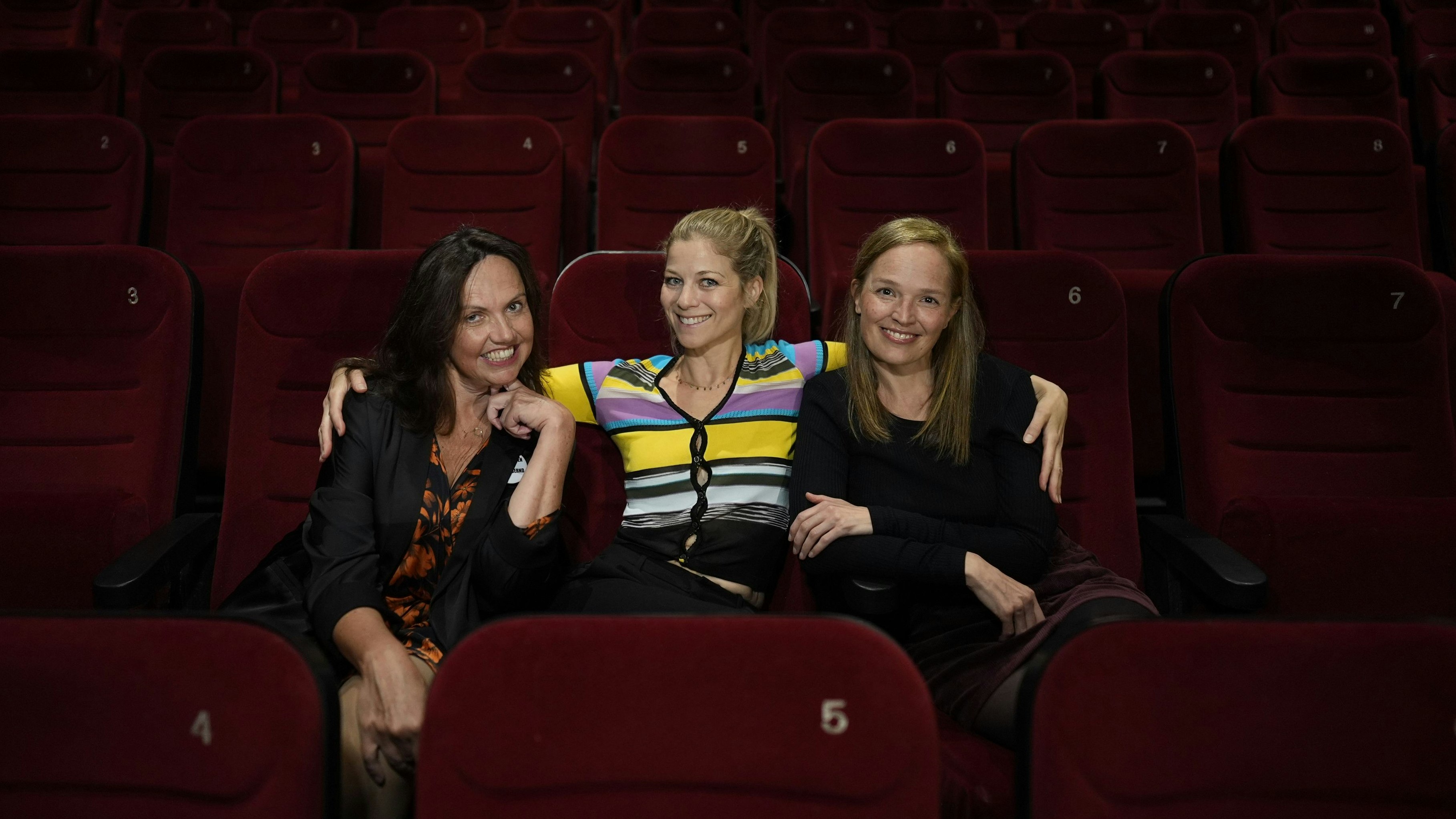 Krimiautorin Martina Parker (l.) mit den beiden Hauptdarstellerinnen Hilde Dalik und Julia Koch (r.). 