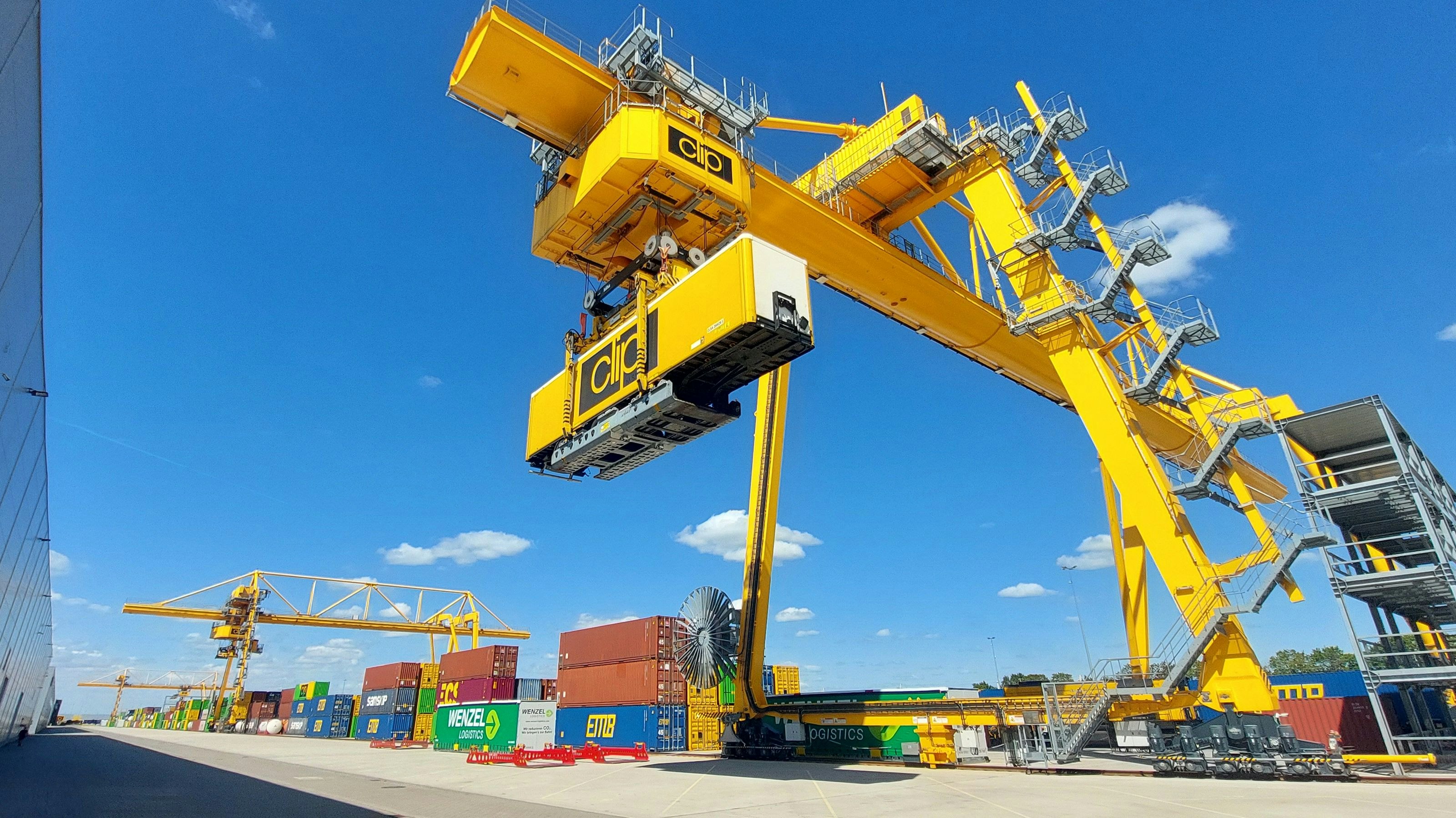 Road2Rail: KI-gestütztes Assistenzsystem für den Sattelaufliegerumschlag von der Straße auf die Schiene.