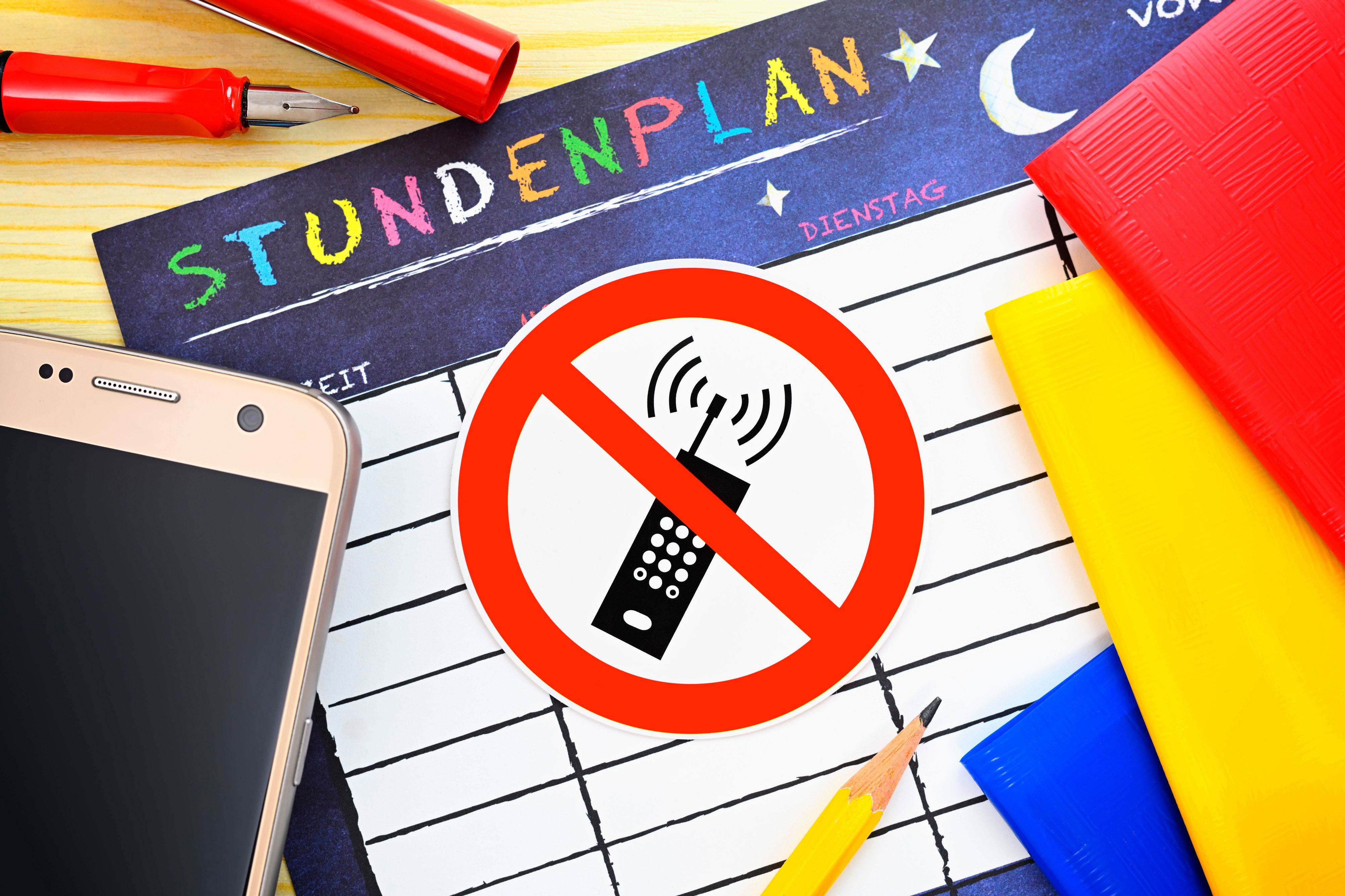 In Dänemark wird ab dem kommenden Schuljahr die Nutzung von Handys bis zur 10. Klasse sowie in Jugendangeboten verboten, da sie als störend und ablenkend gelten.