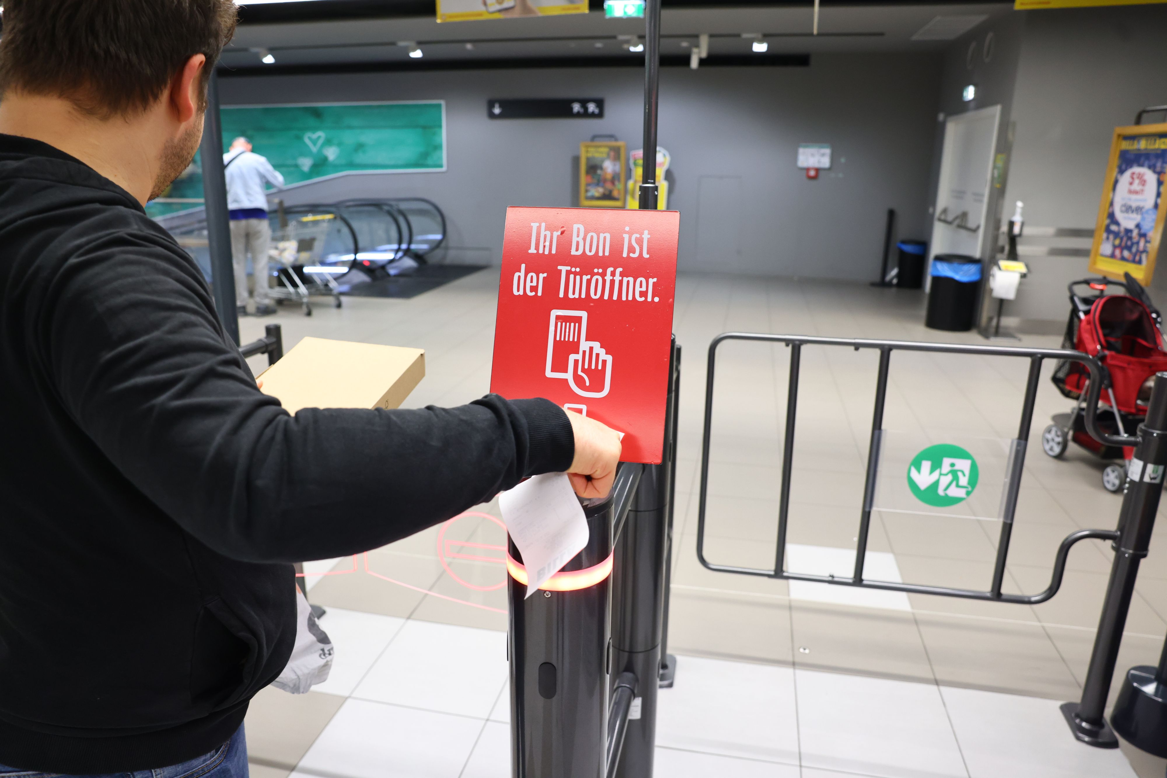 Protomat Billa Plus am Wiener Rochusplatz: Hier kommt man nur mit Rechnung und aufgedrucktem QR-Code raus.