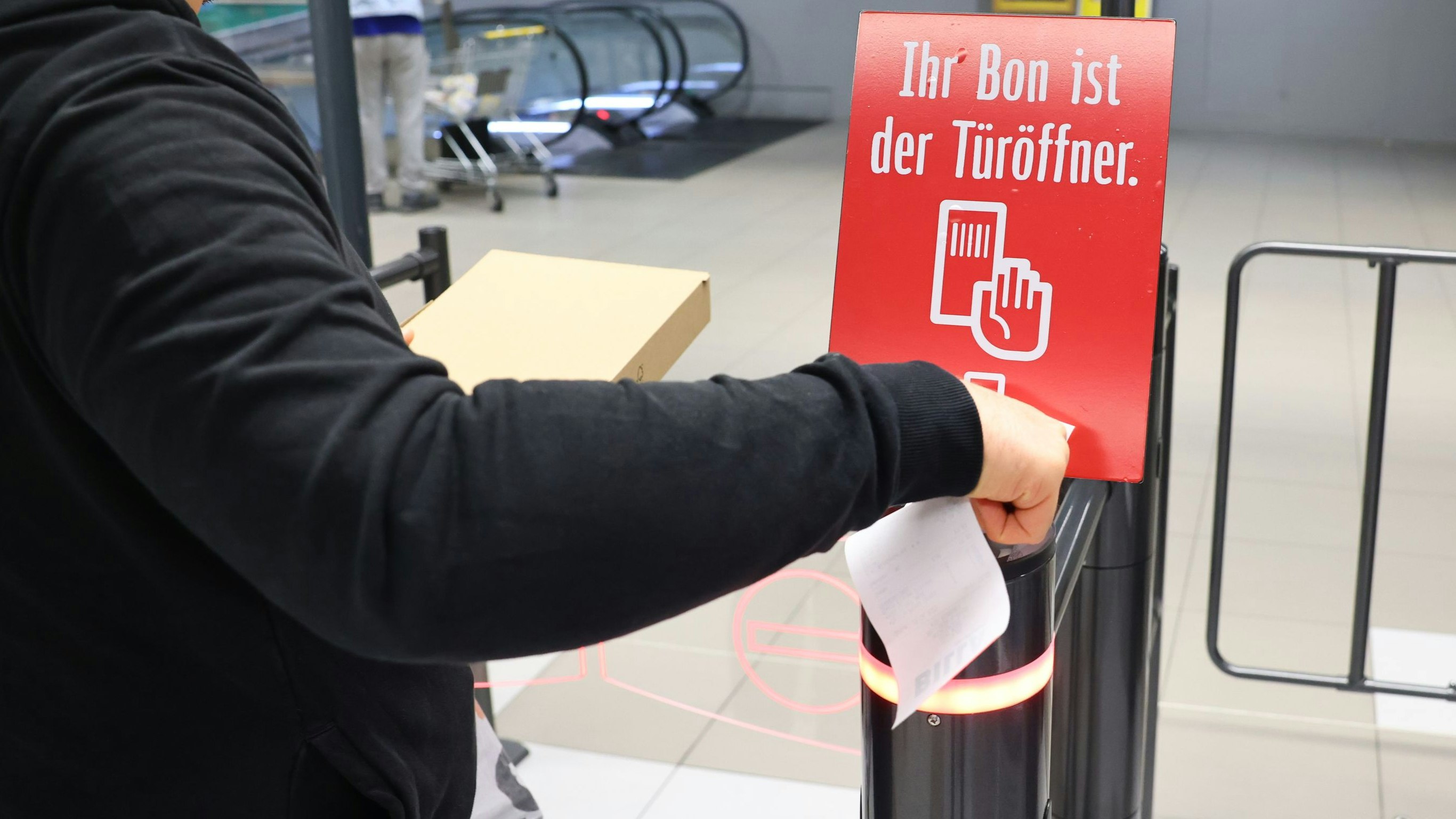 Heute.at - Nur wer diesen Code herzeigt, darf Supermarkt verlassen