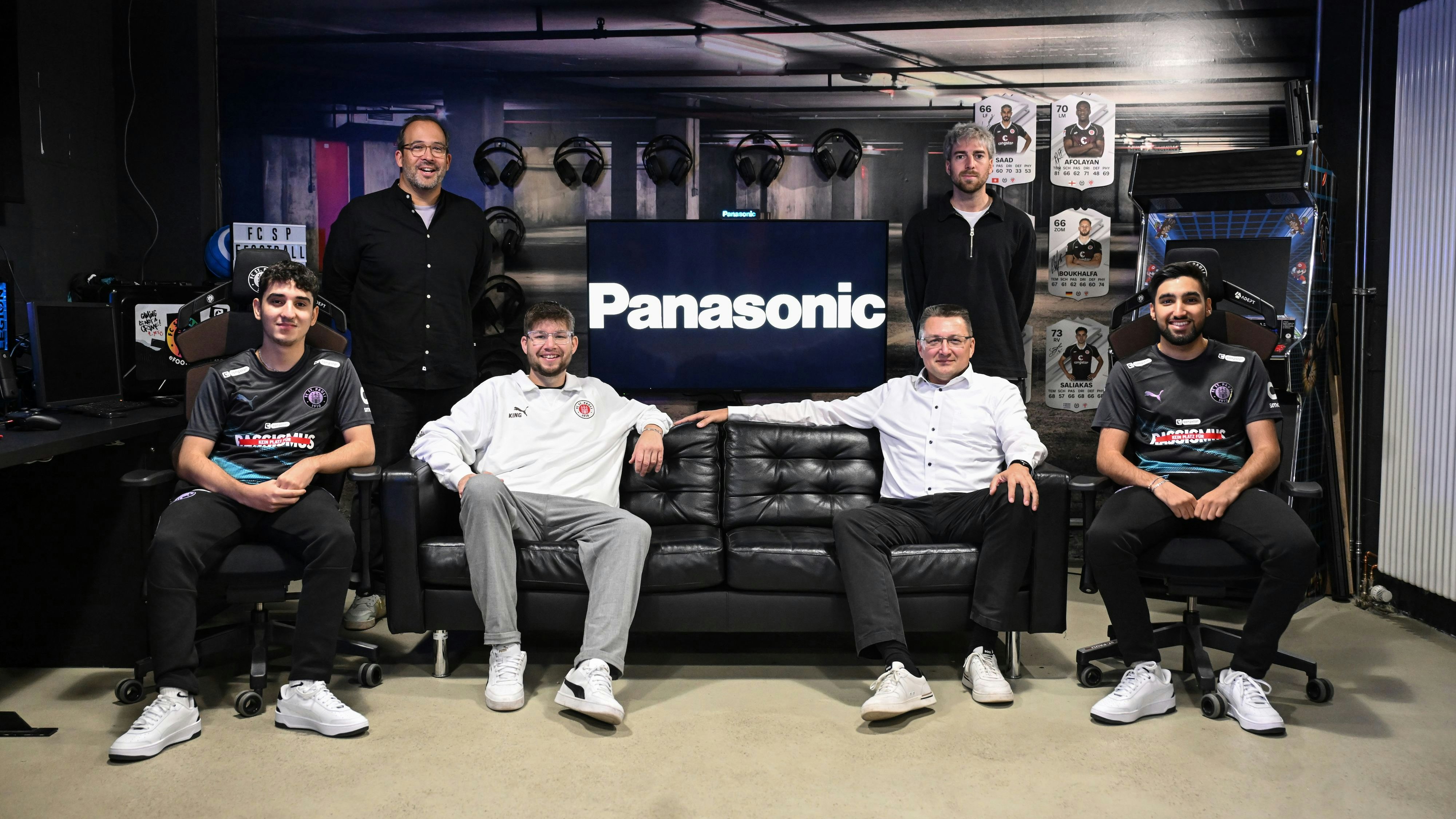 Berkay Demirci (eFootball-Team FC St. Pauli), Olaf Borngräber (Panasonic), Christian Oberlies (FC St. Pauli), Dirk Schulze (Panasonic), Steffen Zink (FC St. Pauli), Kamal Kamboj (eFootball-Team FC St. Pauli).