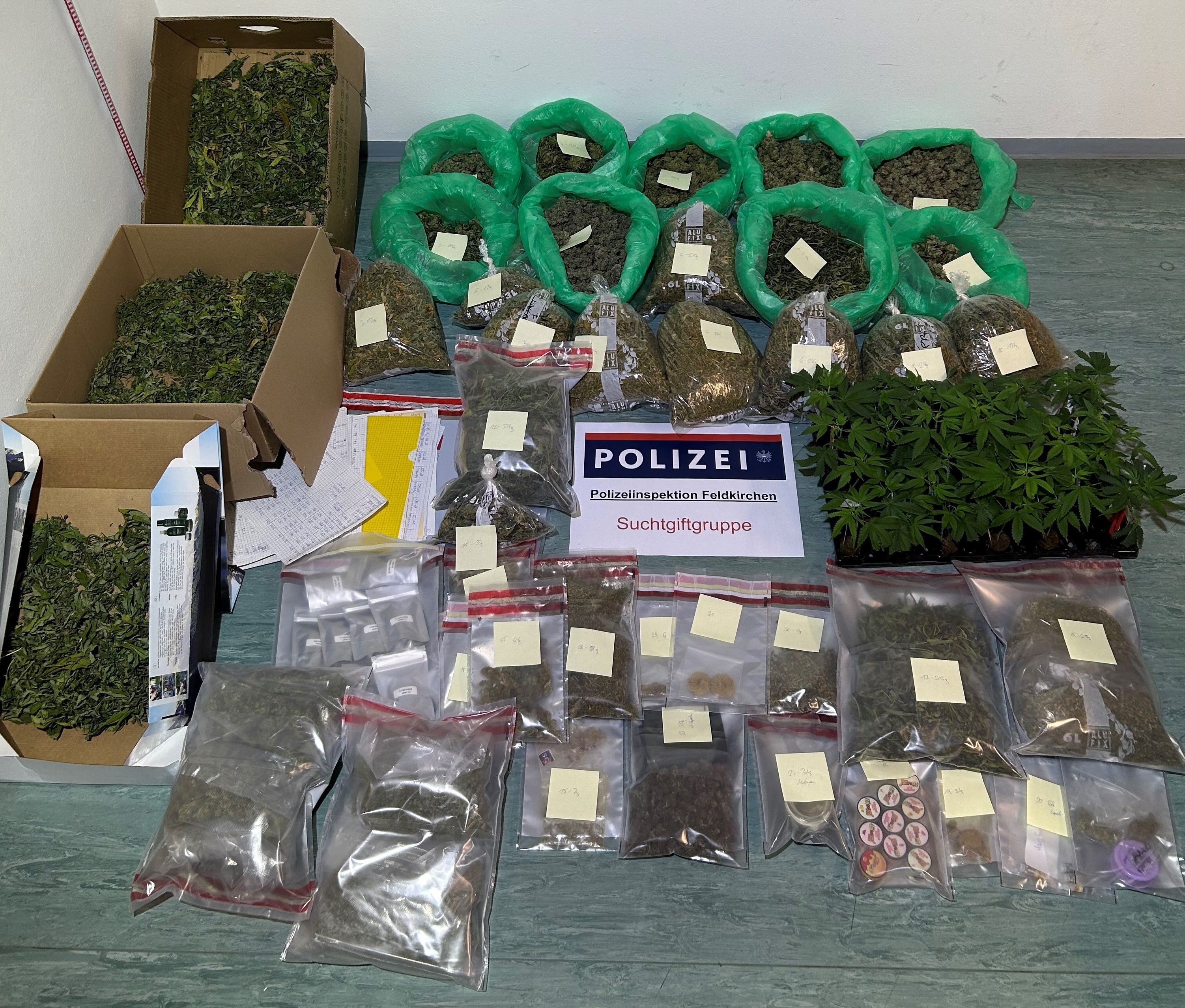 In der Wohnung wurden mehrere Drogen gefunden.