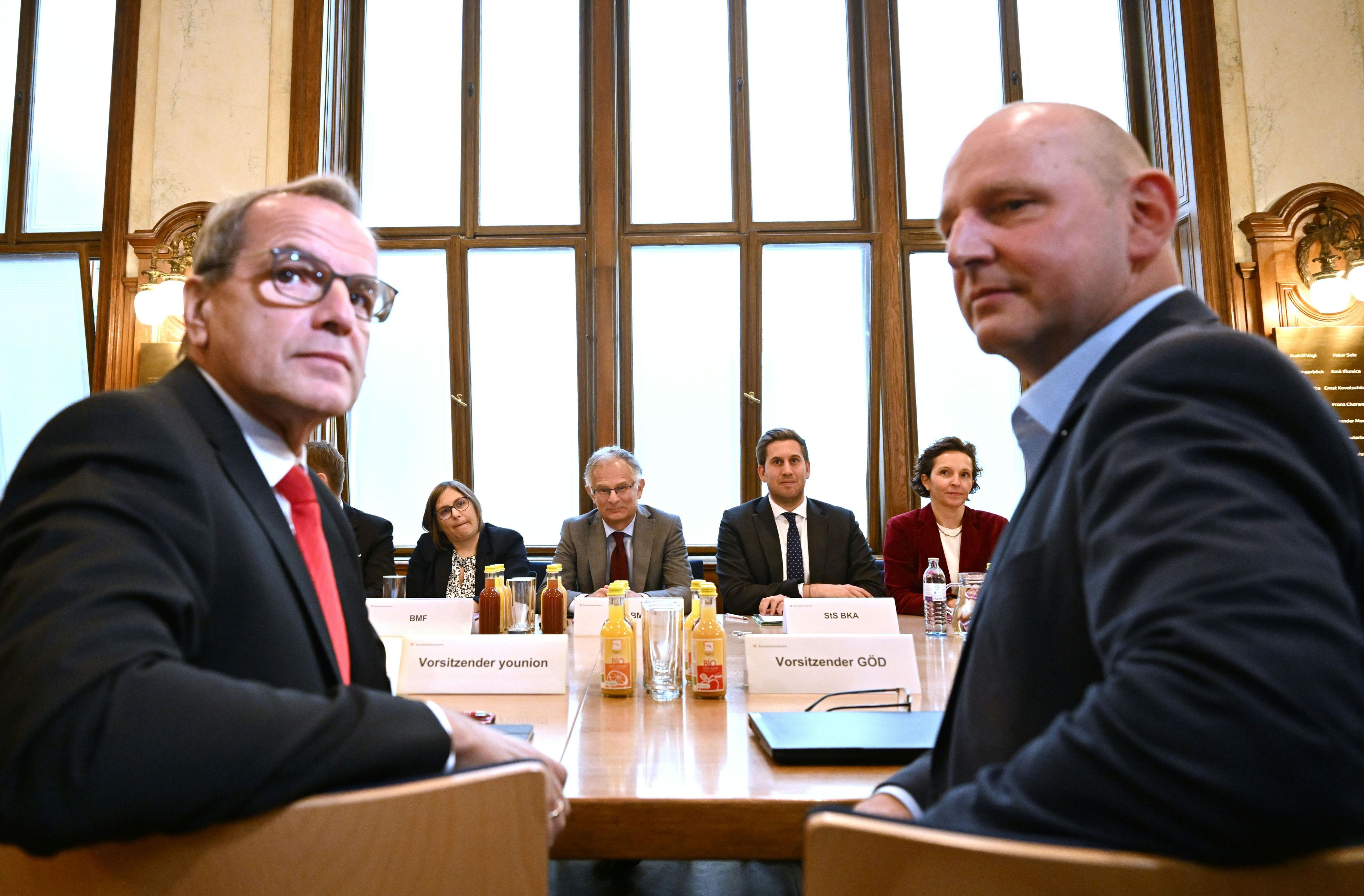 Neuauflage der Beamten-Lohnrunde: Gewerkschafter Quin (r.) und Meidlinger vorn, gegenüber die Regierungsverhandler Marterbauer (SPÖ), Pröll (ÖVP), Künsberg Sarre (Neos).