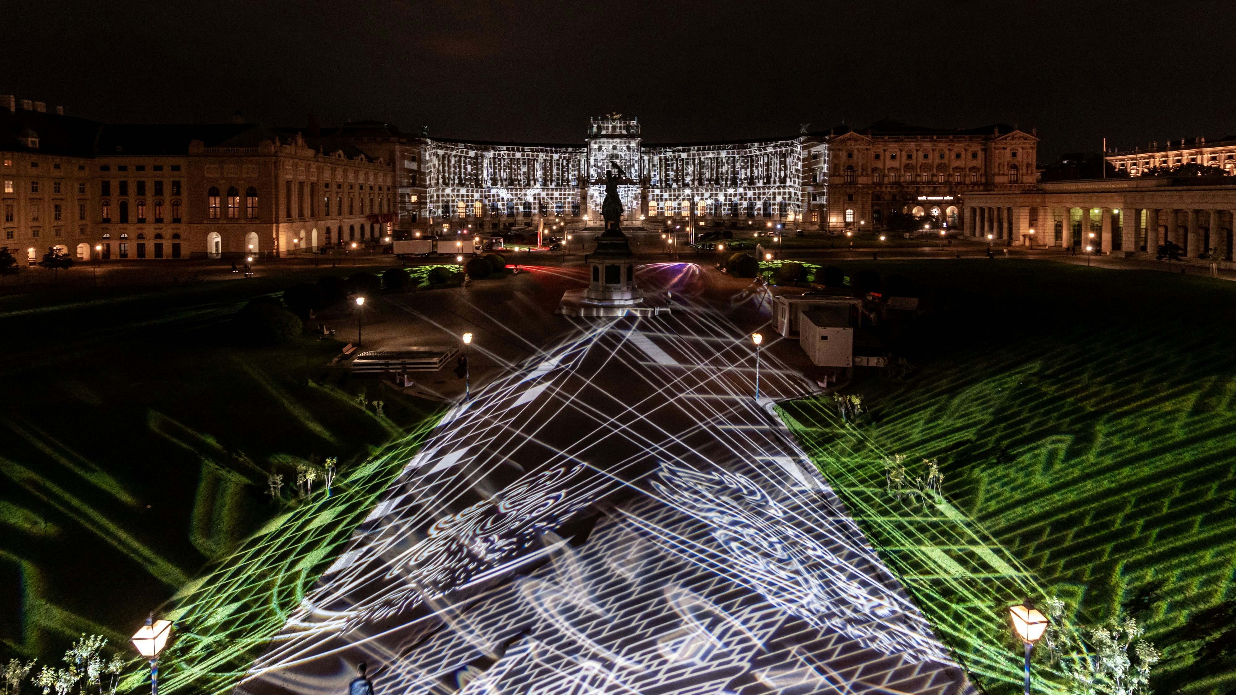 Heute.at - Wiener Hofburg erstrahlt nun für 80 Jahre Freiheit