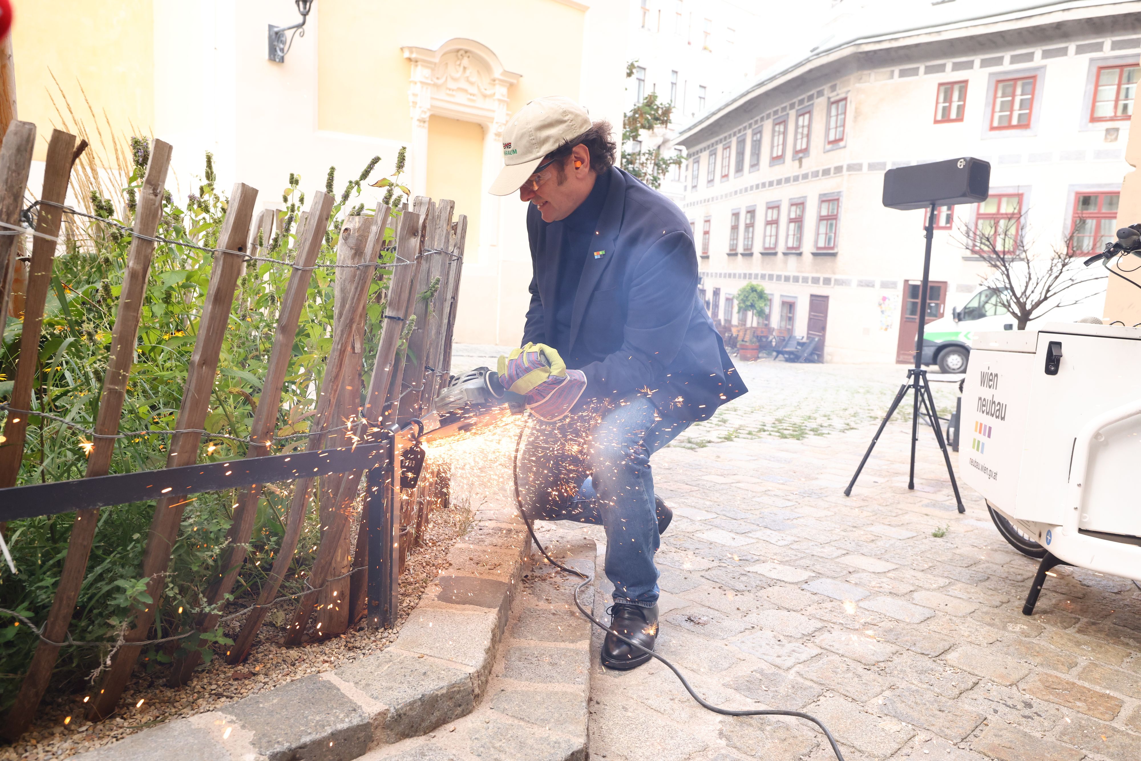 Bezirkschef Markus Reiter griff in Wien-Neubau selbst zur Flex – und entfernt eine illegale Airbnb-Schlüsselbox vom Zaun.