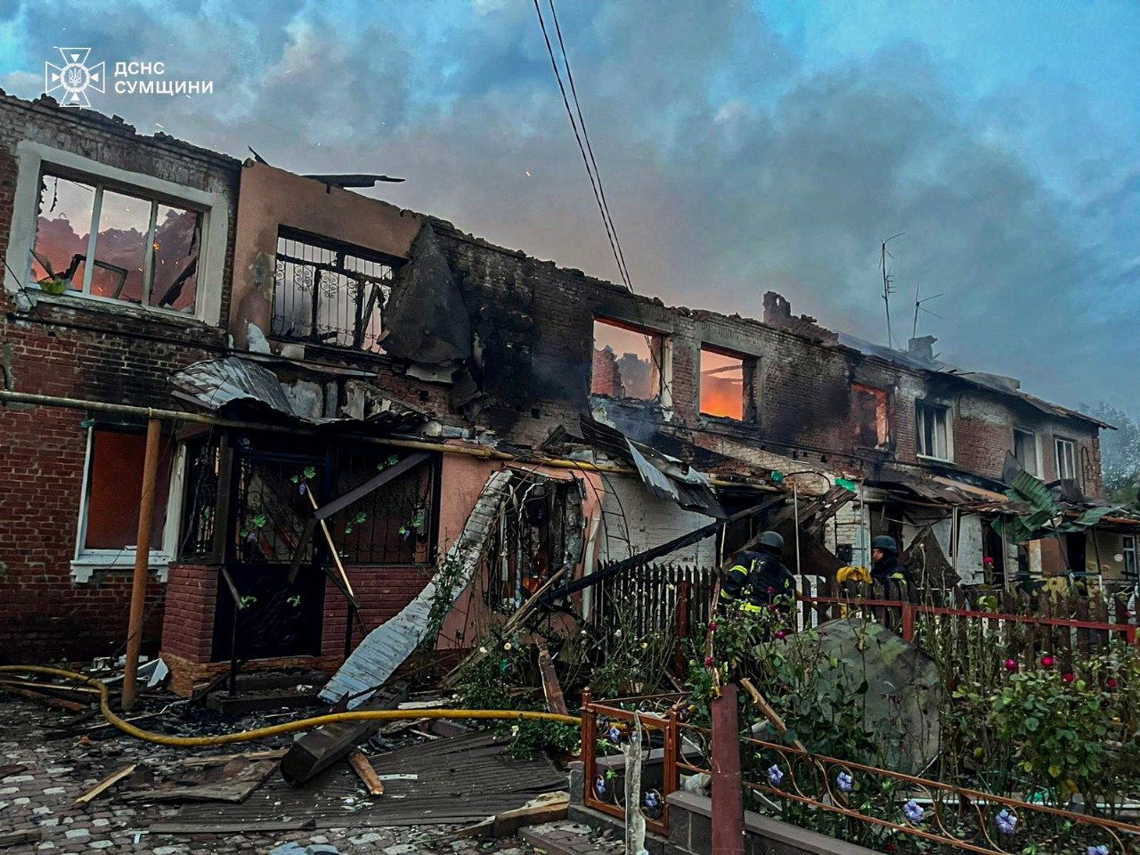 Die Einsatzkräfte konnten nur mehr die Leichen der Eltern und ihrer zwei Buben im Alter von vier und sechs Jahren aus den Trümmern bergen.