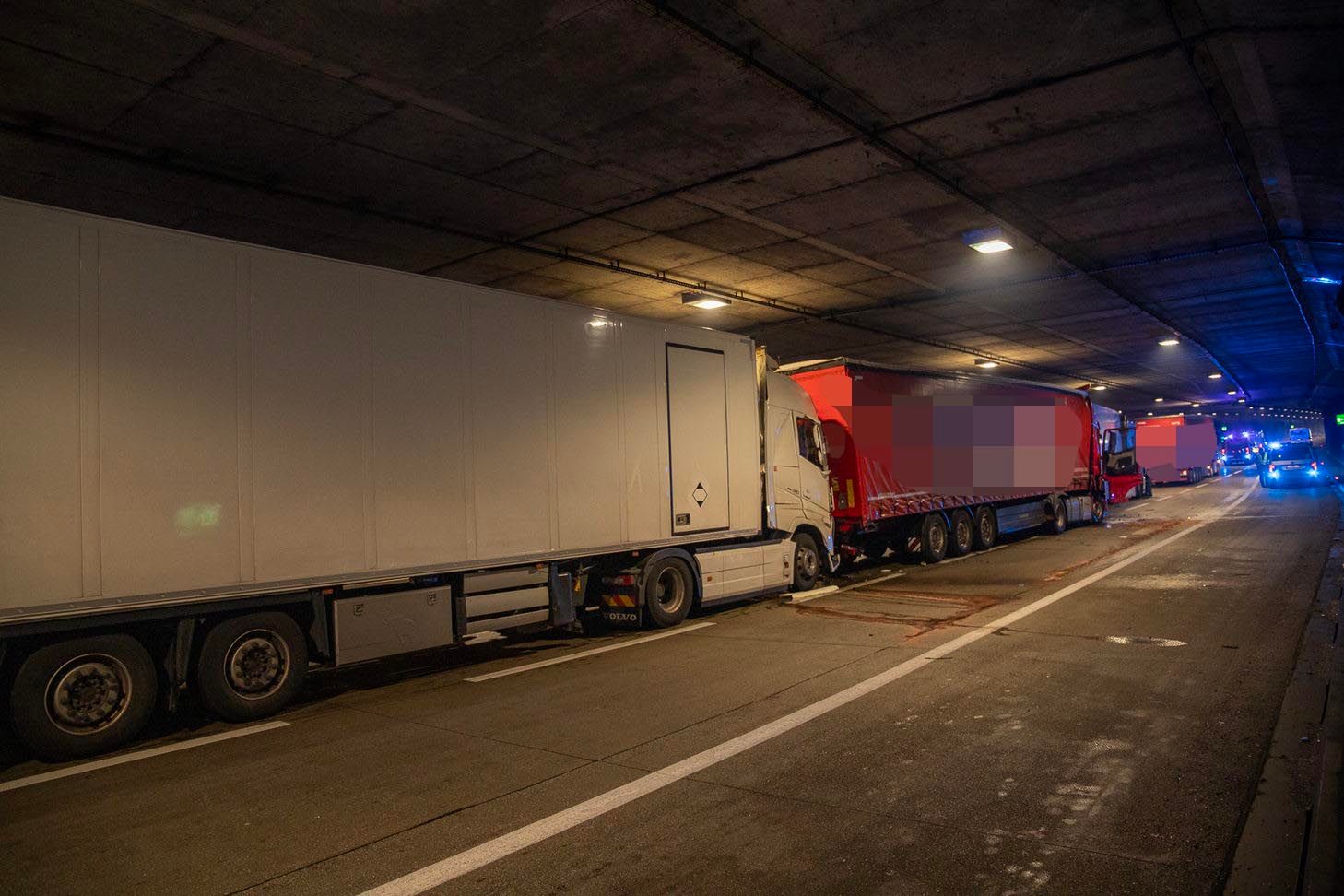 Auffahrunfall mit vier Sattelkraftfahrzeugen