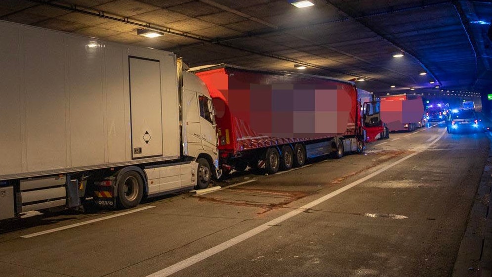 Heute.at - Nach Tunnel-Crash: Geldscheine flatterten aus Lkw