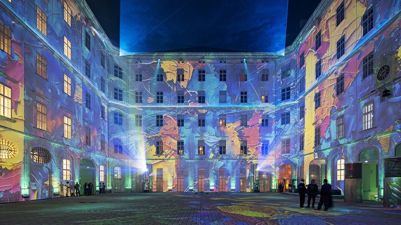 Heute.at - Bunte Show – Einstige Hauptpost wird zur KI-Leinwand