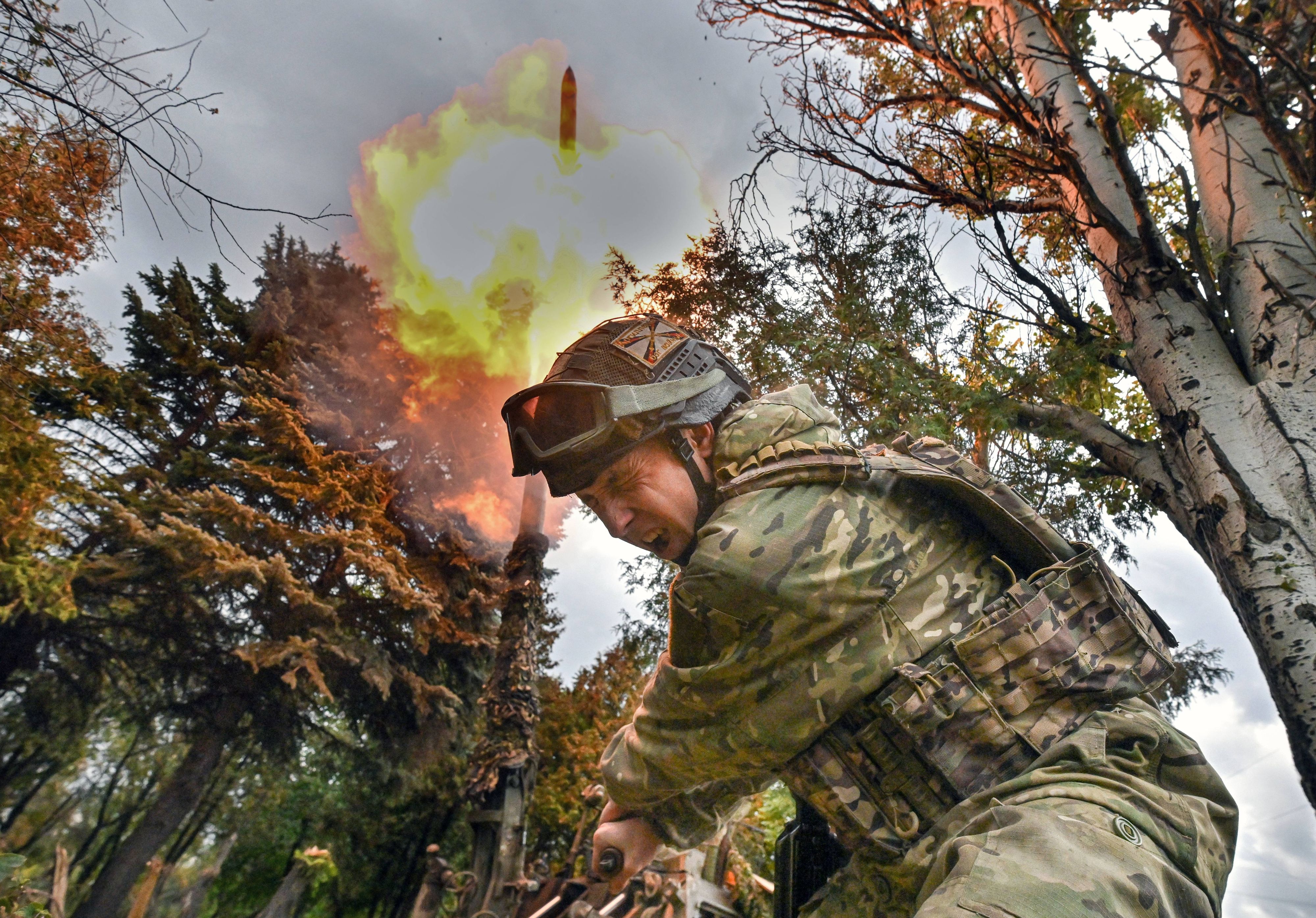 Russische Soldaten beim Abfeuern eines schweren Mörsers vom Typ 